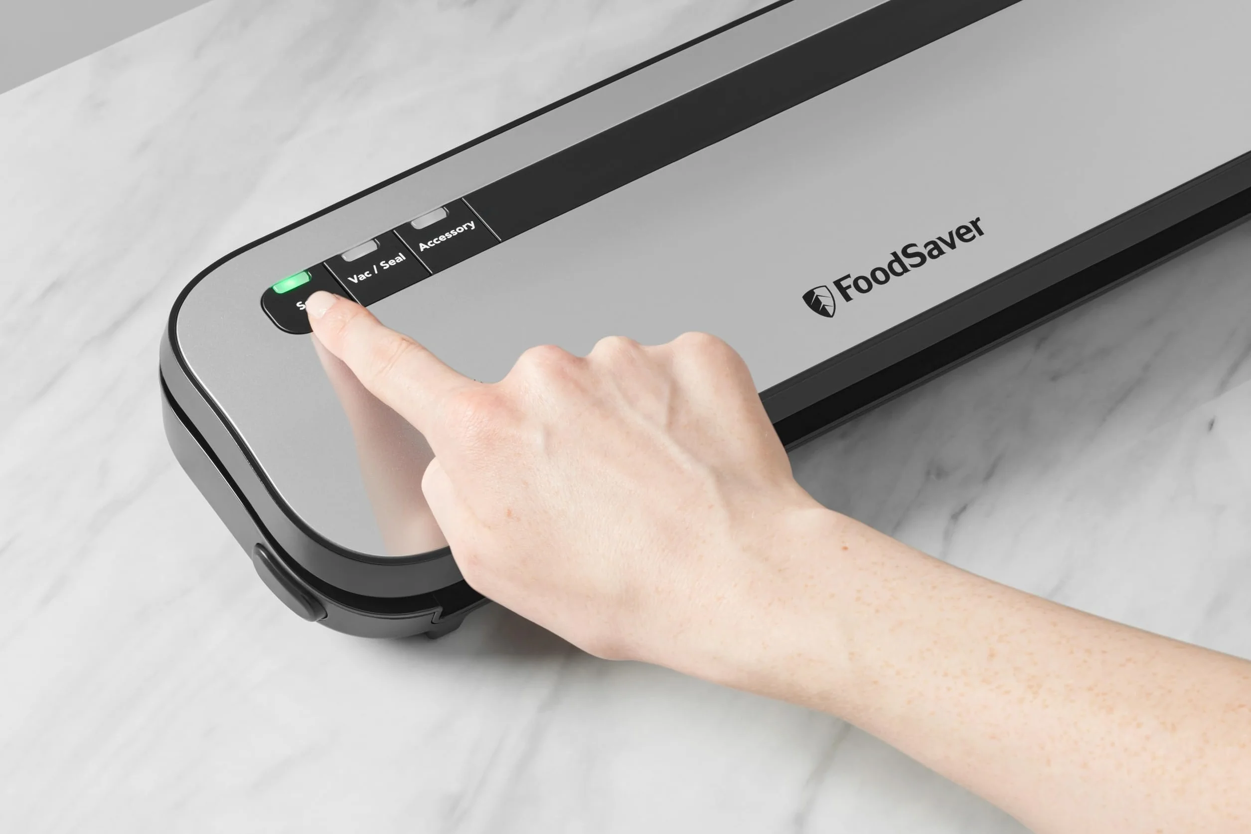 FoodSaver Zajmująca niewiele miejsca maszyna do pakowania próżniowego | utrzymuje świeżość żywności do 5 x dłużej | 1 x rolka (28 cm x 2,43 m), 2 x worek uszczelniający (0,94 l), 2 x worek z zamkiem