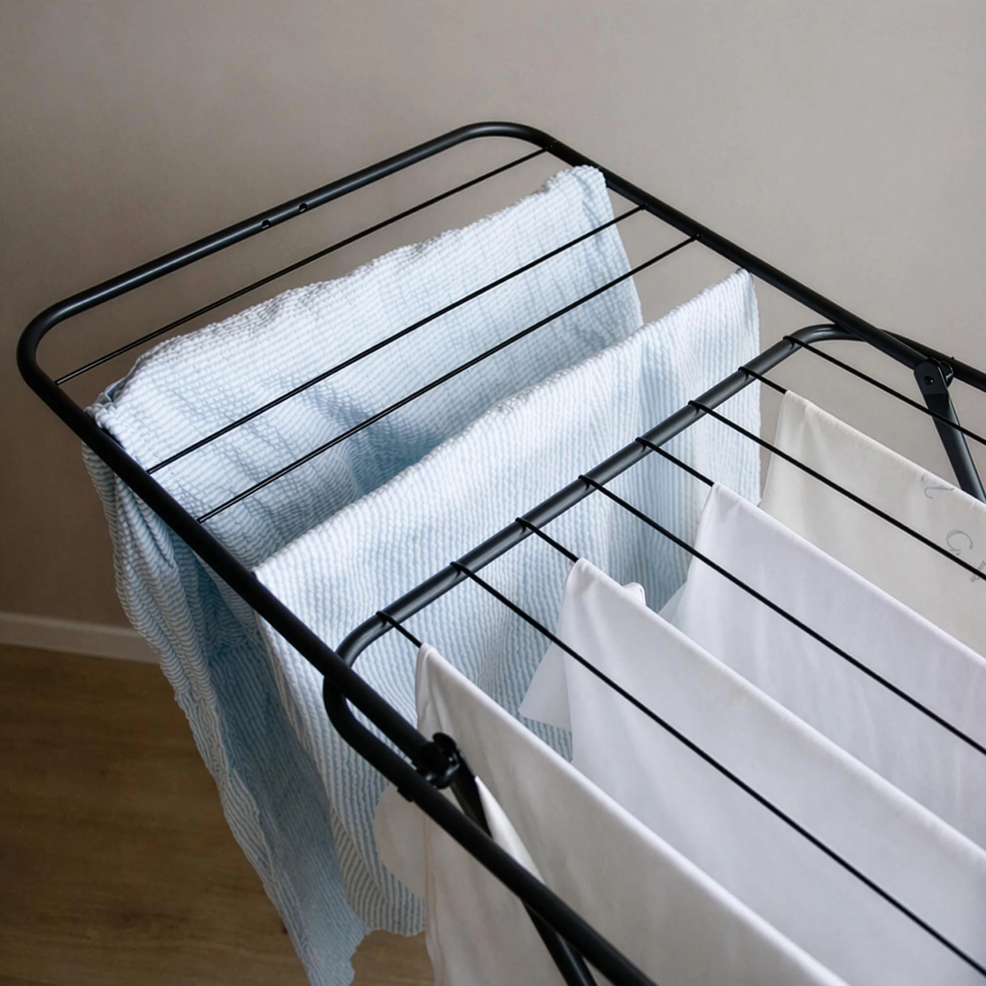 Rörets Suszarka Tony – Zamykane skrzydła – Zamek bezpieczeństwa – 50 x 181 x 92 cm – Powierzchnia suszenia 18 m – Design i jakość od najmocniejszej szwedzkiej marki suszarek (Czarny)
