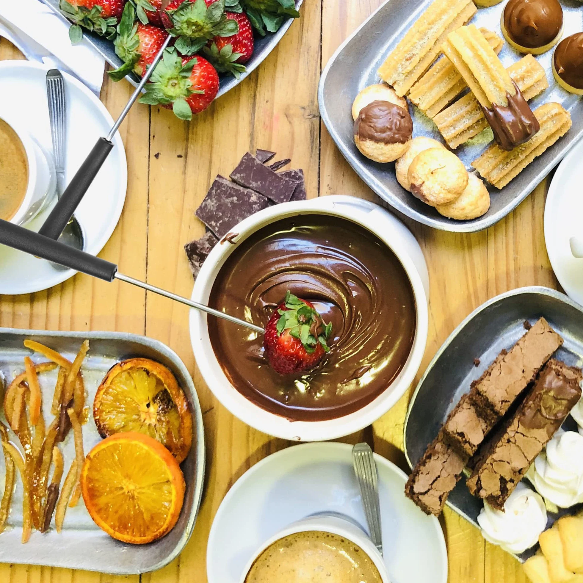 COM-FOUR® 12x Widelce do fondue ze stali nierdzewnej - 6 kolorów sztućce do fondue - metalowe szaszłyki do fondue z tworzywa sztucznego (12 sztuk - plastikowy uchwyt)
