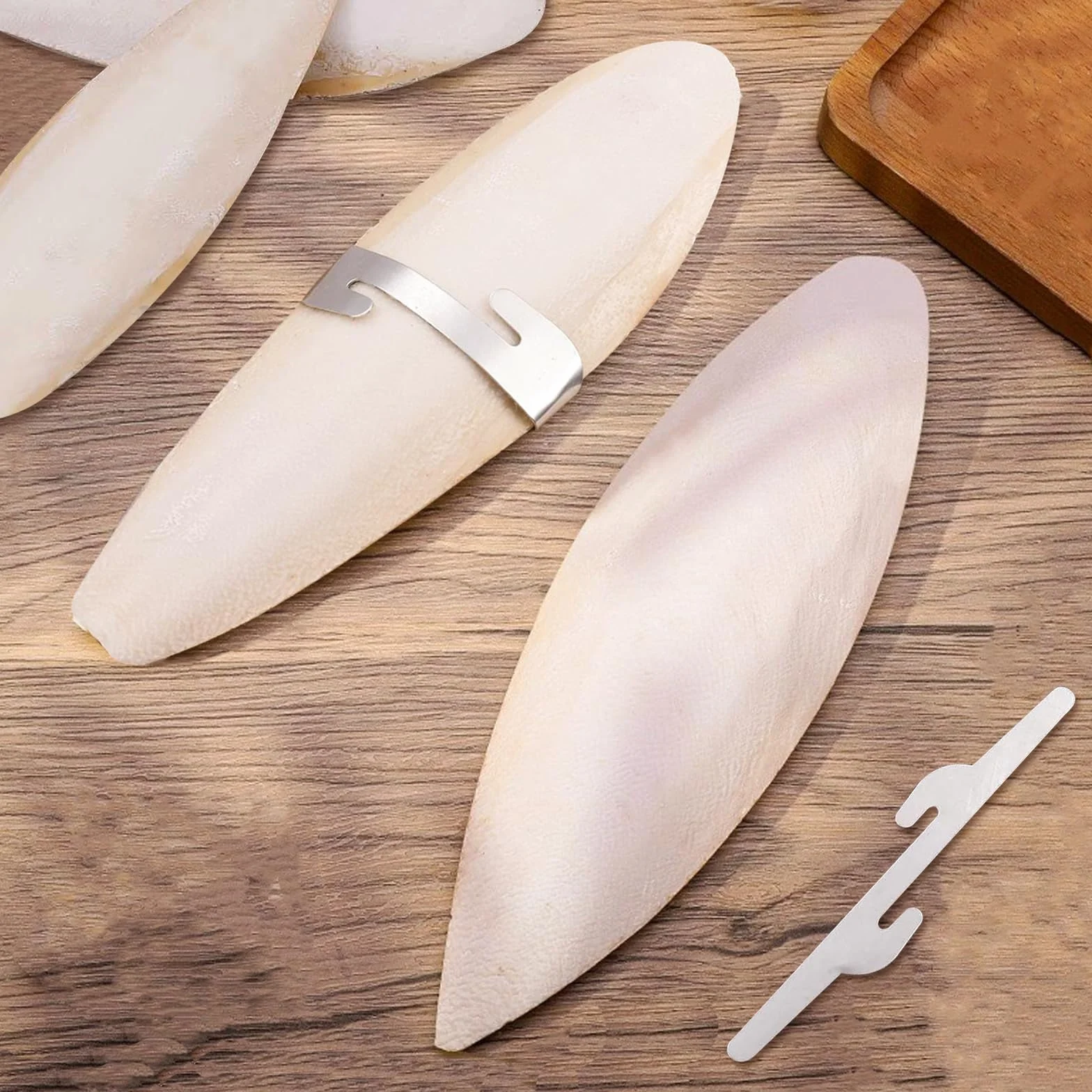10 sztuk kości kałamarnicy dla ptaków kość kościościana dla żółwi kościościana kościoła papugi naturalne gady z 2 metalowymi wspornikami 7-9 cm 11-13 cm