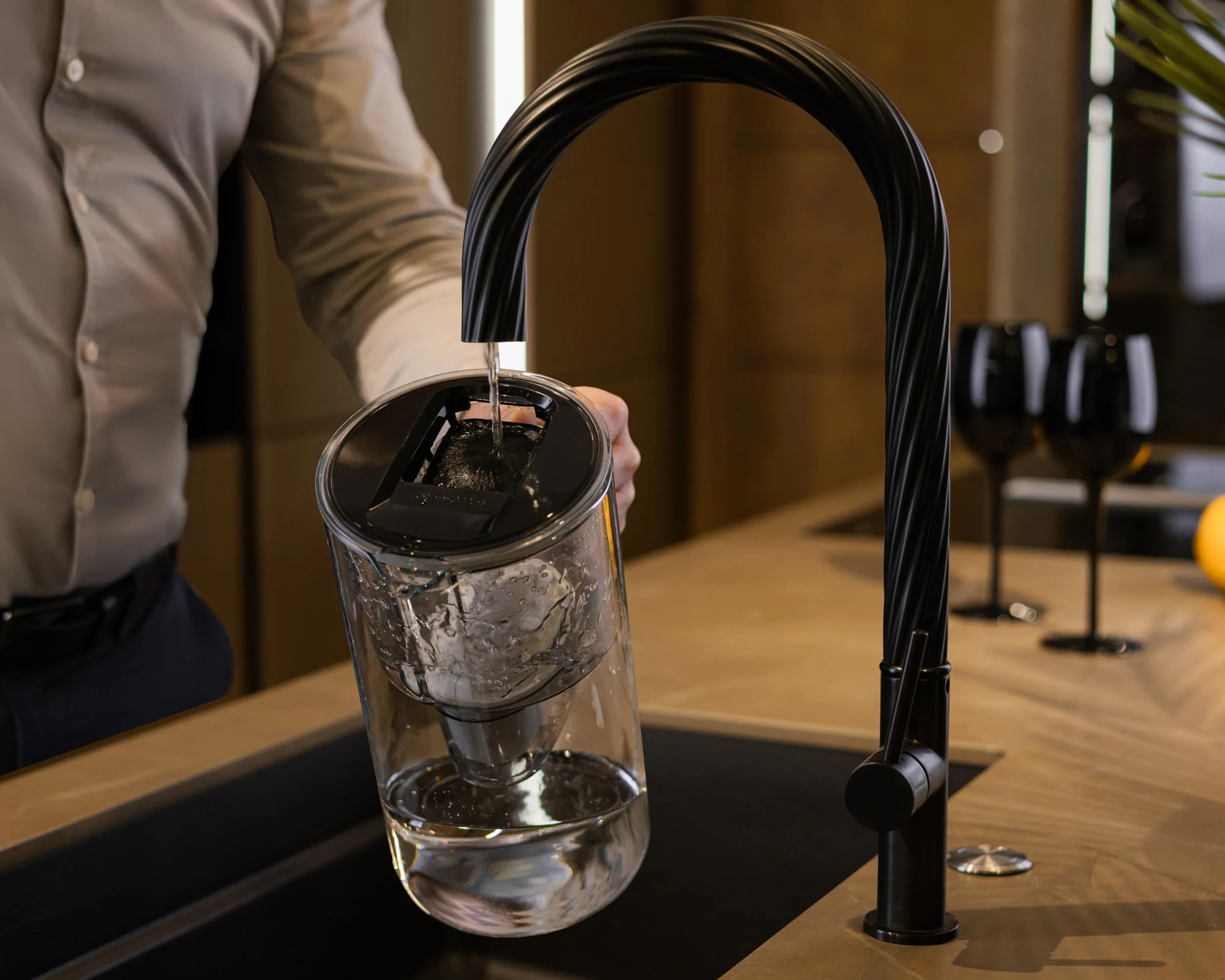 Wessper Szklana karafka na wodę 3L z filtrem | Zamiennik dla filtra Dafi Unimax Aquaphor A5 BRITA Maxtra+ PHILIPS AWP212/10 | Redukuje wapno, chlor i metale występujące w wodzie | Czarny