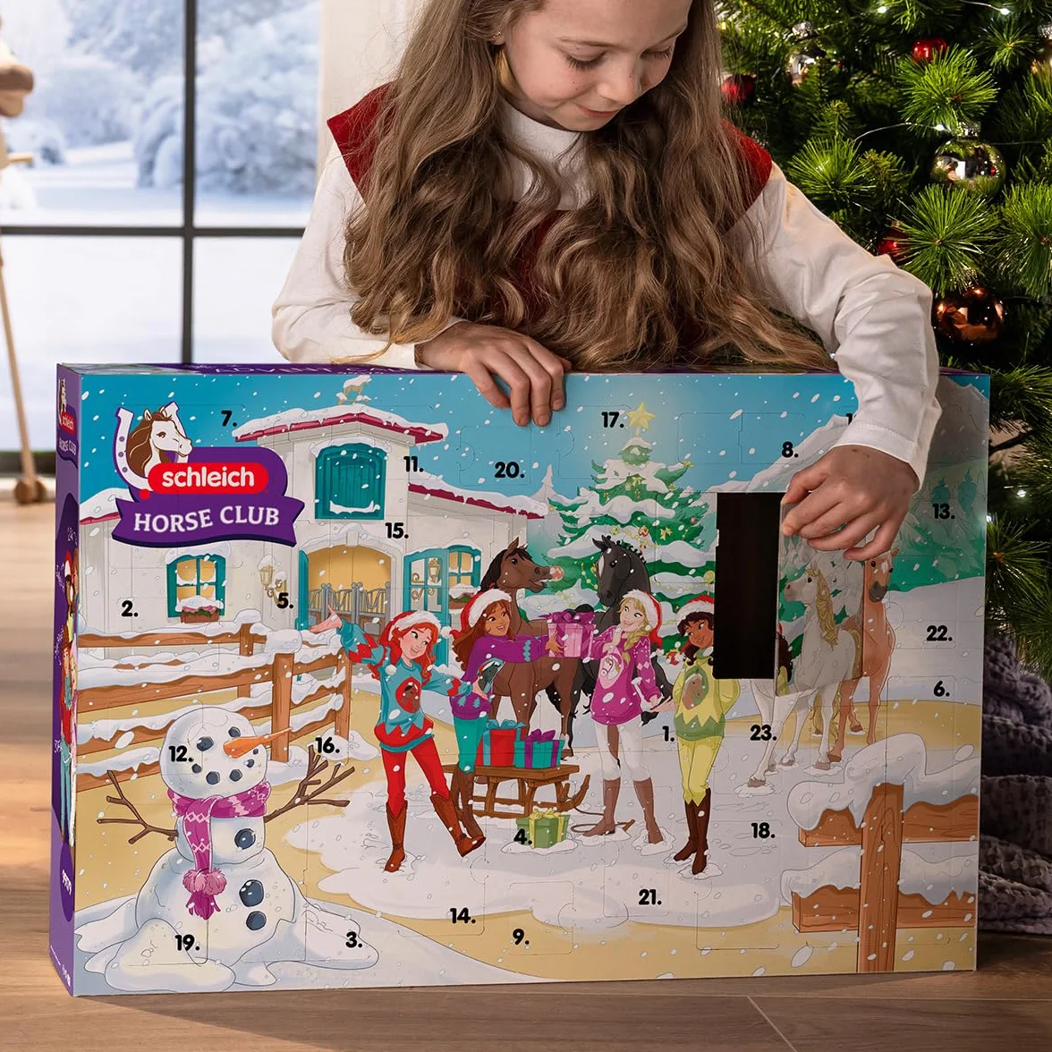 schleich HORSE CLUB | Duży kalendarz adwentowy 2025 – Świąteczna przejażdżka saniami 99179 | z Hanną, Sofią, saniami, reniferem i akcesoriami | pomysł na prezent z końmi od 5 lat | 31 elementów
