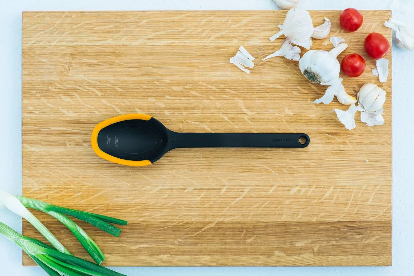Fiskars Łyżka Functional Form, długość: 29 cm, materiał: tworzywo/silikon, kolor: czarny/pomarańczowy, 1027299
