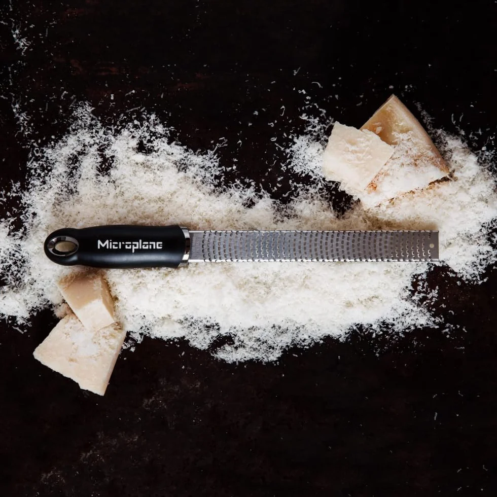 Microplane Zester Tarka Czarny do owoców cytrusowych, twardych serów, imbiru, czekolady, gałki muszkatołowej i trufli z ostrzami ze stali nierdzewnej - Made in USA
