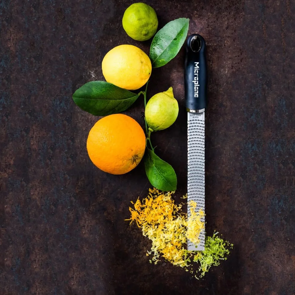 Microplane Zester Tarka Czarny do owoców cytrusowych, twardych serów, imbiru, czekolady, gałki muszkatołowej i trufli z ostrzami ze stali nierdzewnej - Made in USA