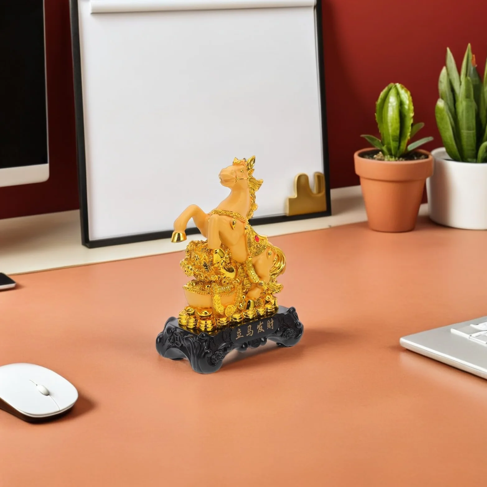 Ręcznie Malowana Figurka Konia z Żywicy Do Dekoracji Domu Kreatywna Ozdoba Feng Shui Rok Konia Statuetka Biurko i Półkę Salonie Gabinecie Symbol Bogactwa i Szczęścia