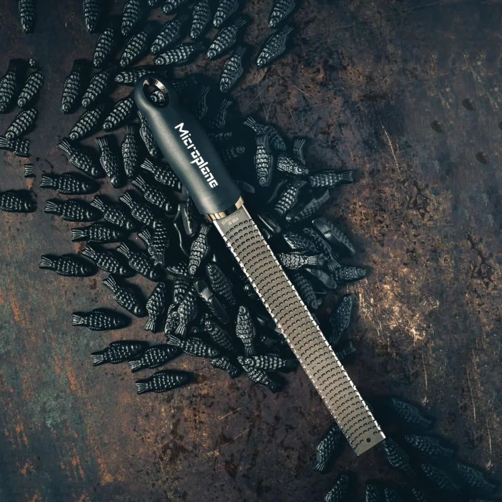 Microplane Zester Tarka Czarny do owoców cytrusowych, twardych serów, imbiru, czekolady, gałki muszkatołowej i trufli z ostrzami ze stali nierdzewnej - Made in USA