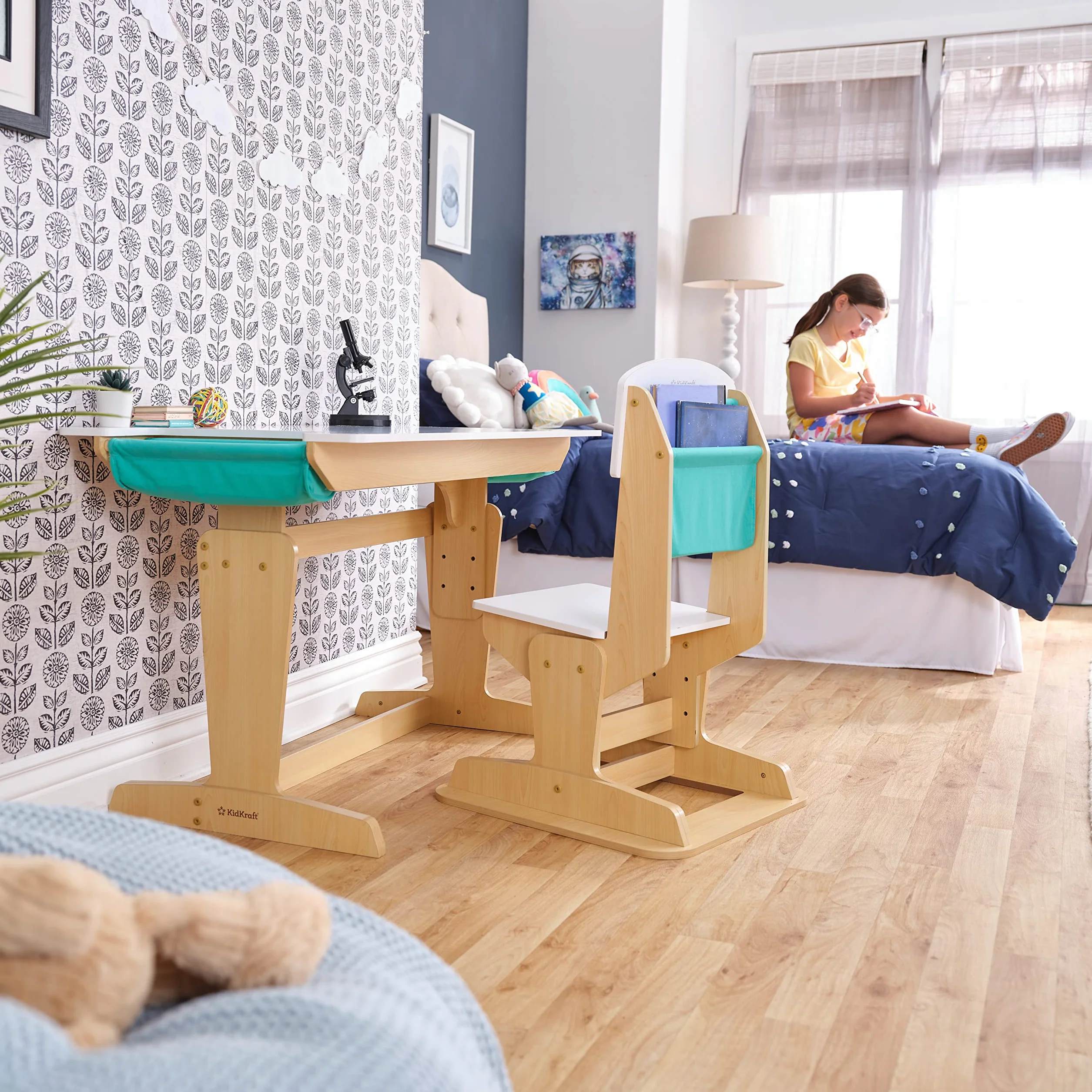 KidKraft Grow Together kieszonkowy regulowany zestaw biurka i krzesła dla dzieci z kieszeniami do przechowywania, pokój zabaw dla dzieci/meble do sypialni, 20307
