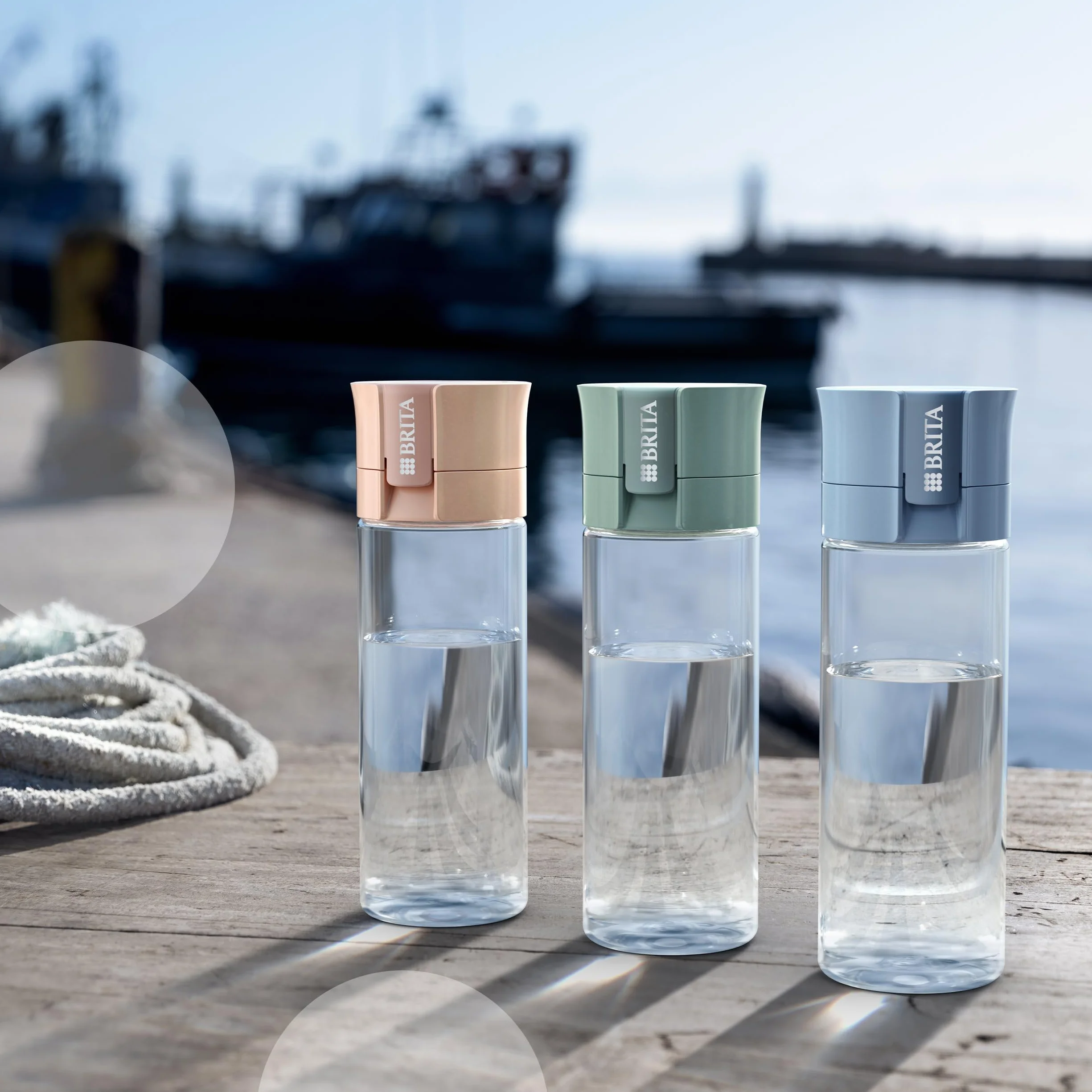 BRITA Butelka z filtrem do wody Model Vital jasnoniebieska (600 ml) wraz z 2 filtrami MicroDisc – praktyczna butelka na napoje z filtrem do wody w podróży, filtruje chlor i bakterie podczas