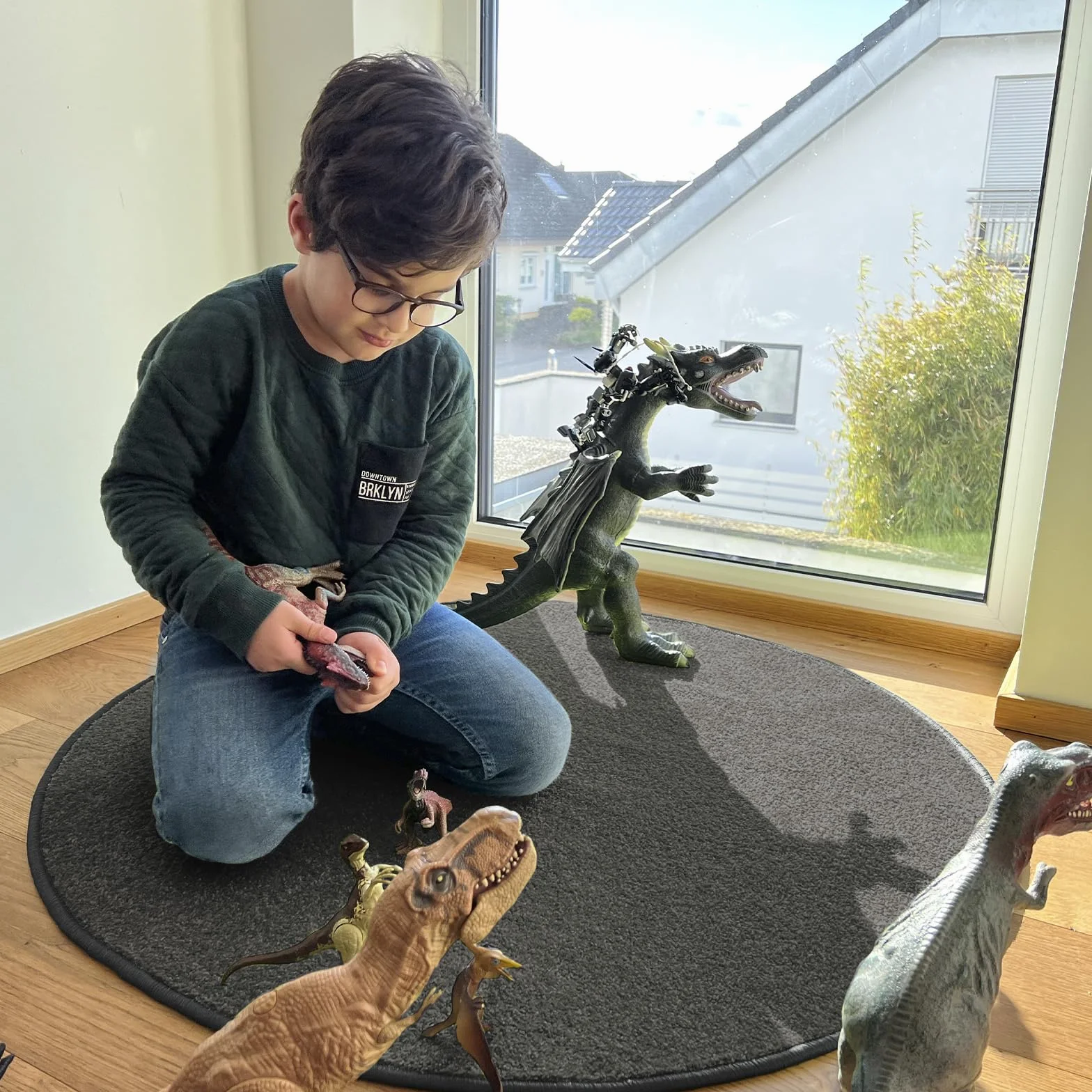 KARAT Okrągły dywan Ø 50 cm, antracyt – nowoczesny, puszysty welurowy dywan z krótkim włosiem do pokoju dziecięcego – dywan do zabawy, dywan dla dzieci, krokodyl