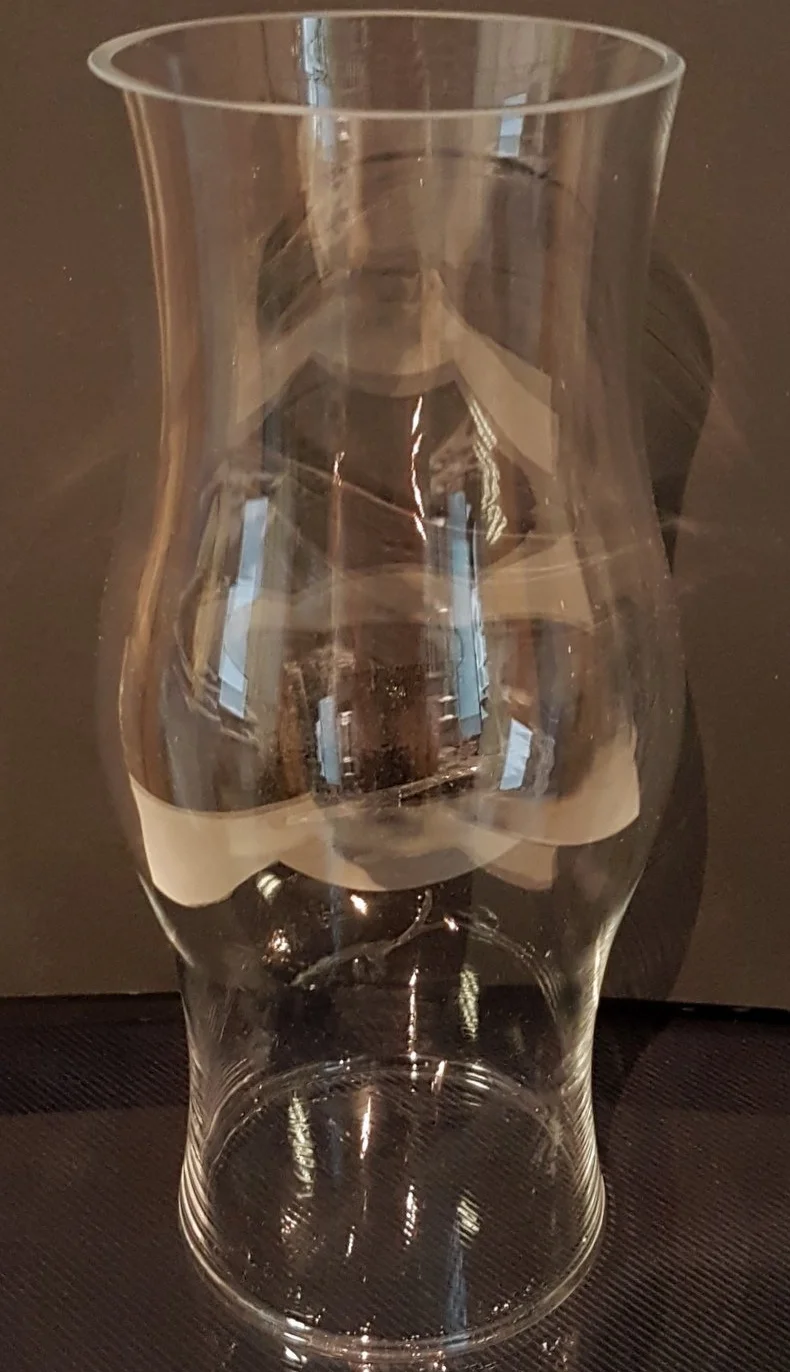 Lampion duży cylinder szkło przezroczyste bez dna otwór u dołu i u góry ok. 9 cm, wysokość ok. 22 cm, średnica najszerszego miejsca 10 cm, bez dna