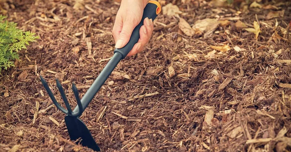 Fiskars Motyka dwustronna, Szpiczaste zęby, Długość 30,5 cm, głowica ze stali nierdzewnej, Trzonek z tworzywa, Czarno-pomarańczowy, Ergo, 1027030