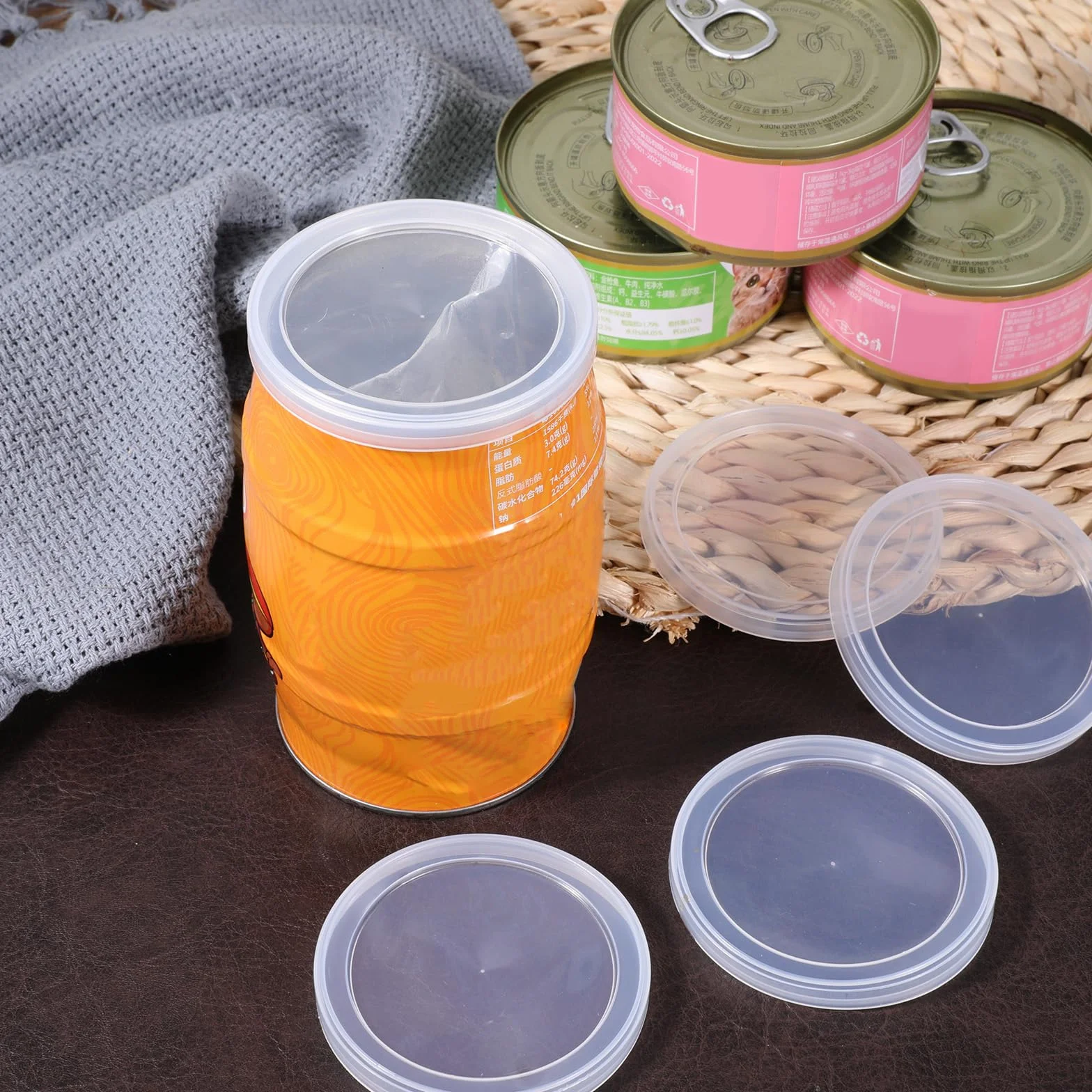 Pokrywki na puszki dla psów 75 mm plastikowe przezroczyste szczelne 8 szt