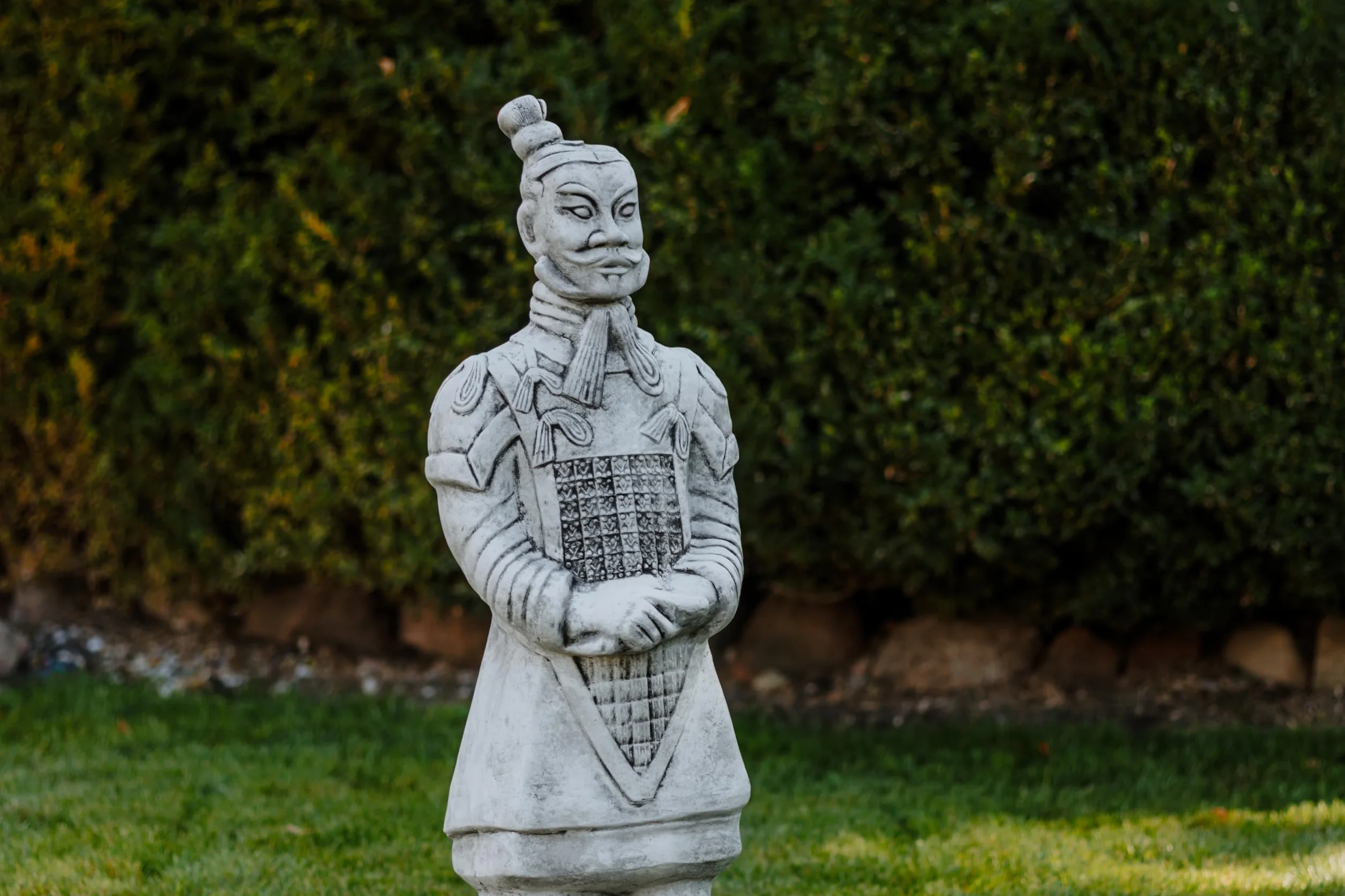 gartendekoparadies.de Statuetka chińskiego wojownika z terakoty, figurka z kamienia, wys. 107 cm, 75 kg, szara, odporna na mróz z odlewu kamiennego, do użytku na zewnątrz