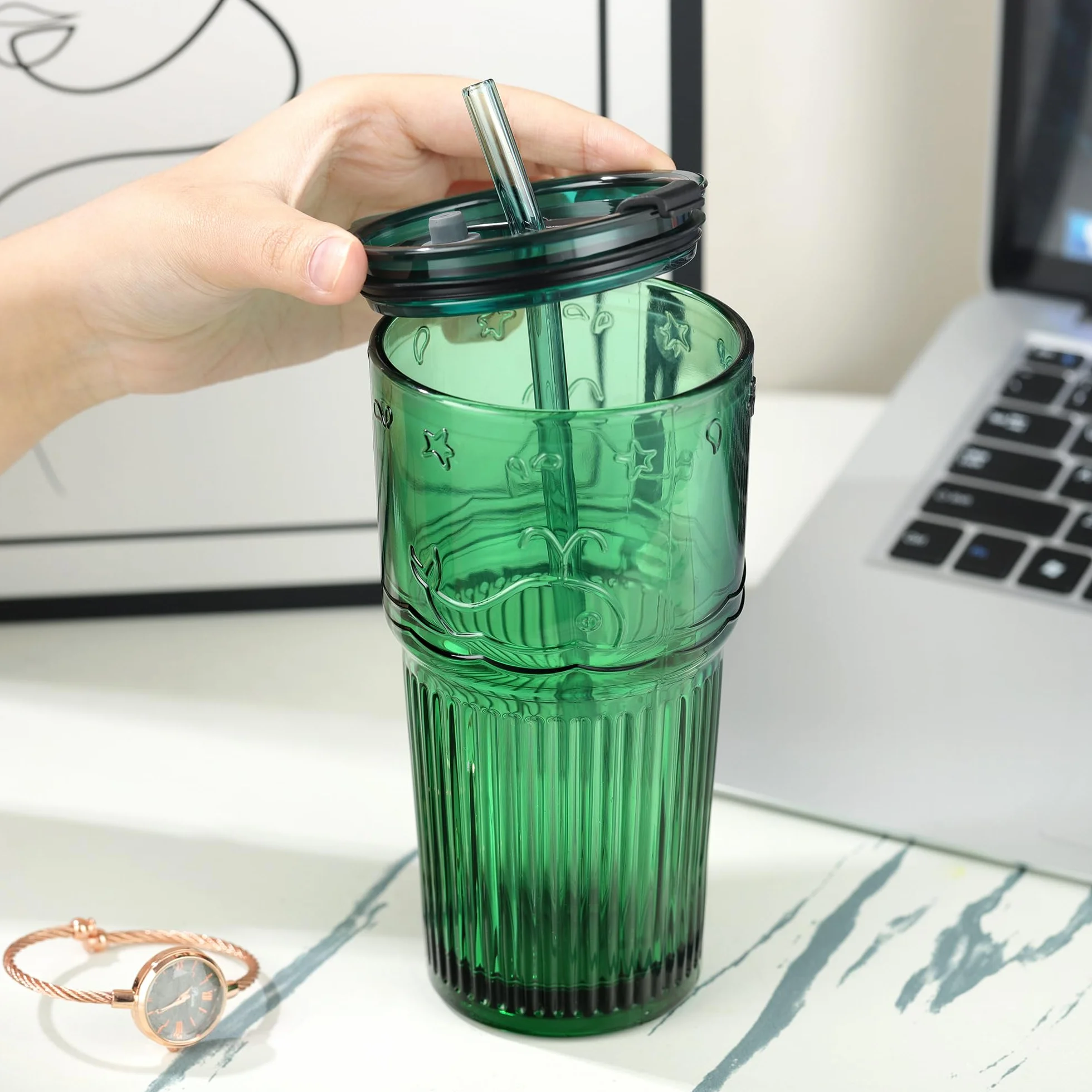 Joeyan 550 ml zielony szklany kubek ze słomką i pokrywką, zestaw 2 żebrowanych szklanych słoików do jazdy z wytłoczonym wzorem wieloryba, szklane szklanki do wody ze słomką do smoothie, lodowej kawy,