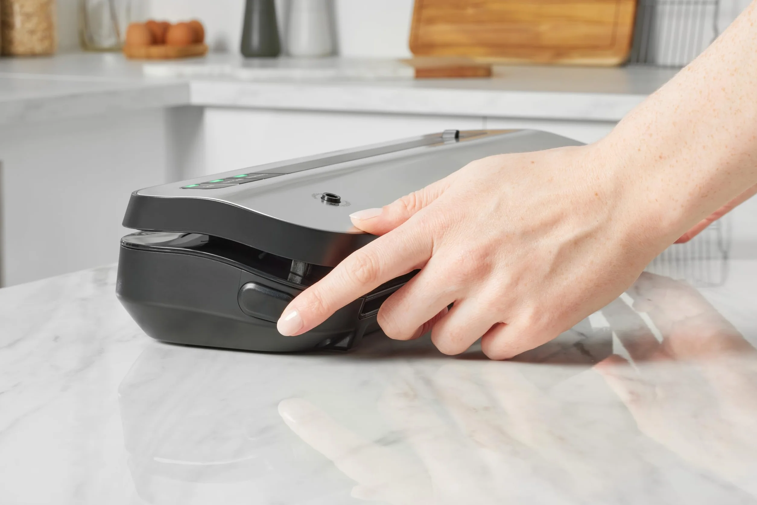 FoodSaver Zajmująca niewiele miejsca maszyna do pakowania próżniowego | utrzymuje świeżość żywności do 5 x dłużej | 1 x rolka (28 cm x 2,43 m), 2 x worek uszczelniający (0,94 l), 2 x worek z zamkiem