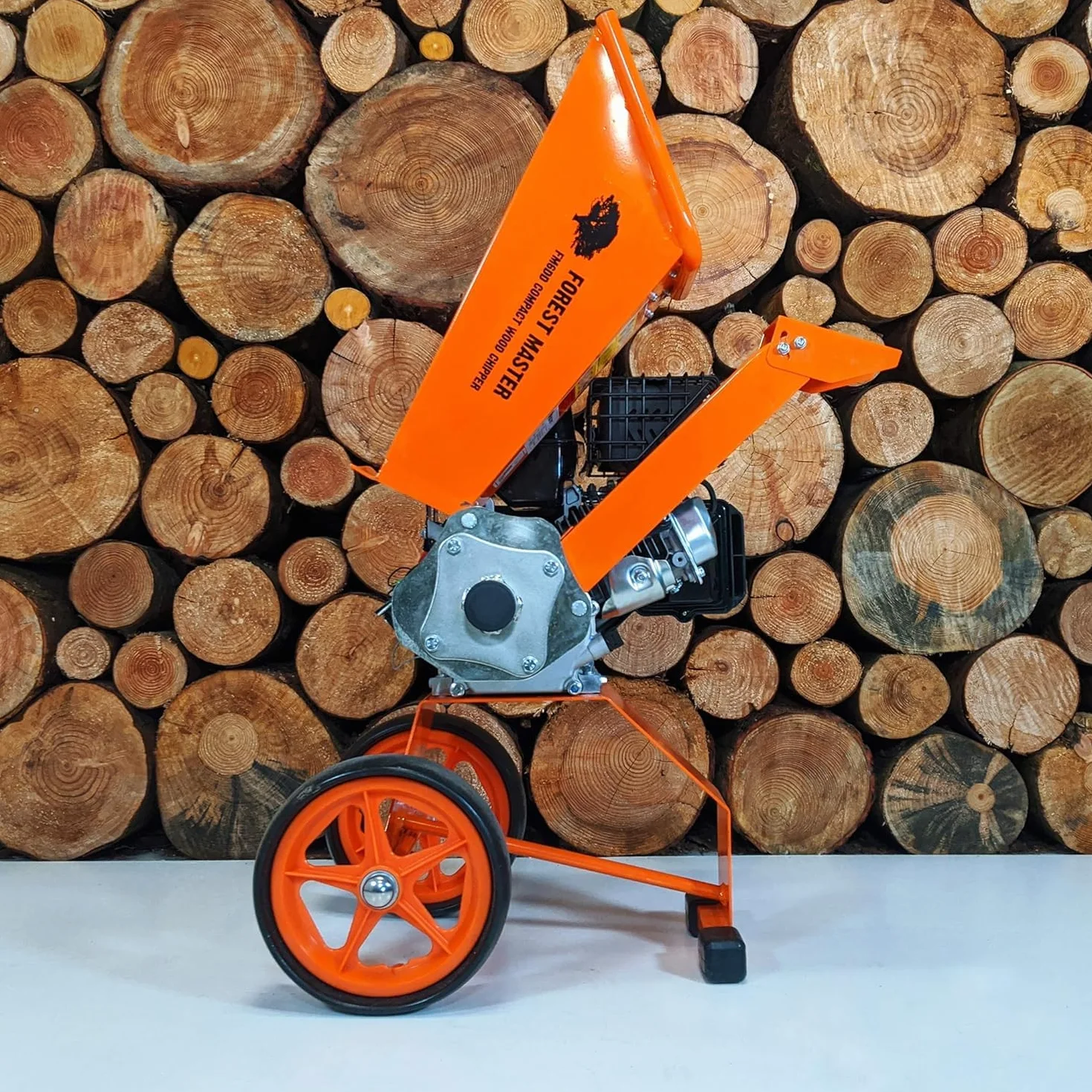 Forest Master - 6 KM, 208 cm3, 4-suwowy, mocny, o średnicy 50 mm, kompaktowy rębak spalinowy, przenośny, lekki i dobrze wyważony, łatwy do przechowywania.