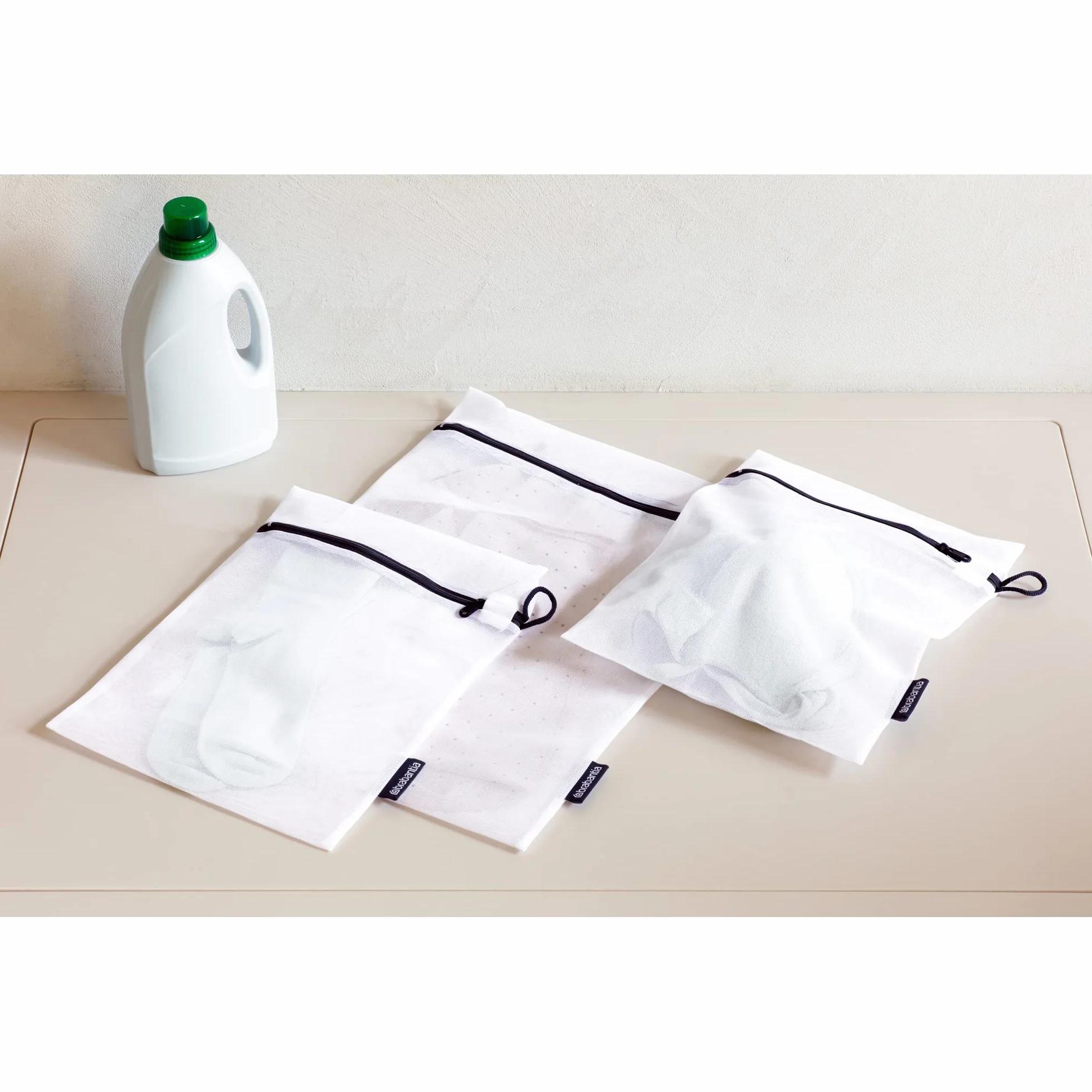 Brabantia - Woreczki do Prania - Ochronna Siatka - do Delikatnej Bielizny - Łatwe Użycie - Zamek - Specjalna Okładka Pull-Tab - Zestaw 3 w 2 Rozmiarach - White - 33 x 25 cm / 45 x 33 cm