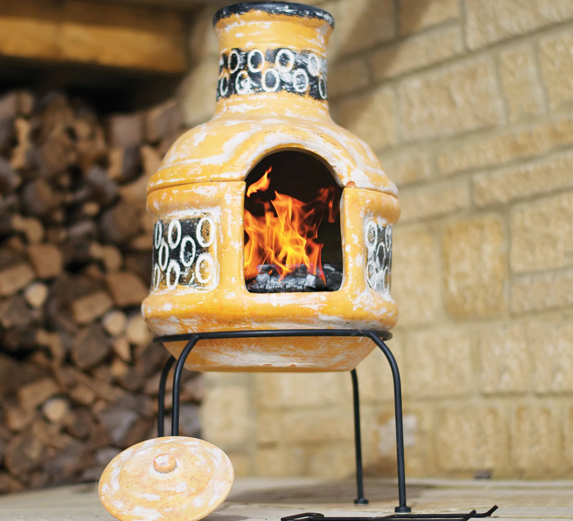 La Hacienda 67030 kółka 2 sztuki glinianej chimenea z grillem do gotowania, w zestawie z pokrywą przeciwdeszczową i stojakiem, chimenea do grilla, mała żółta i brązowa, 75 cm x 36 cm x 36 cm
