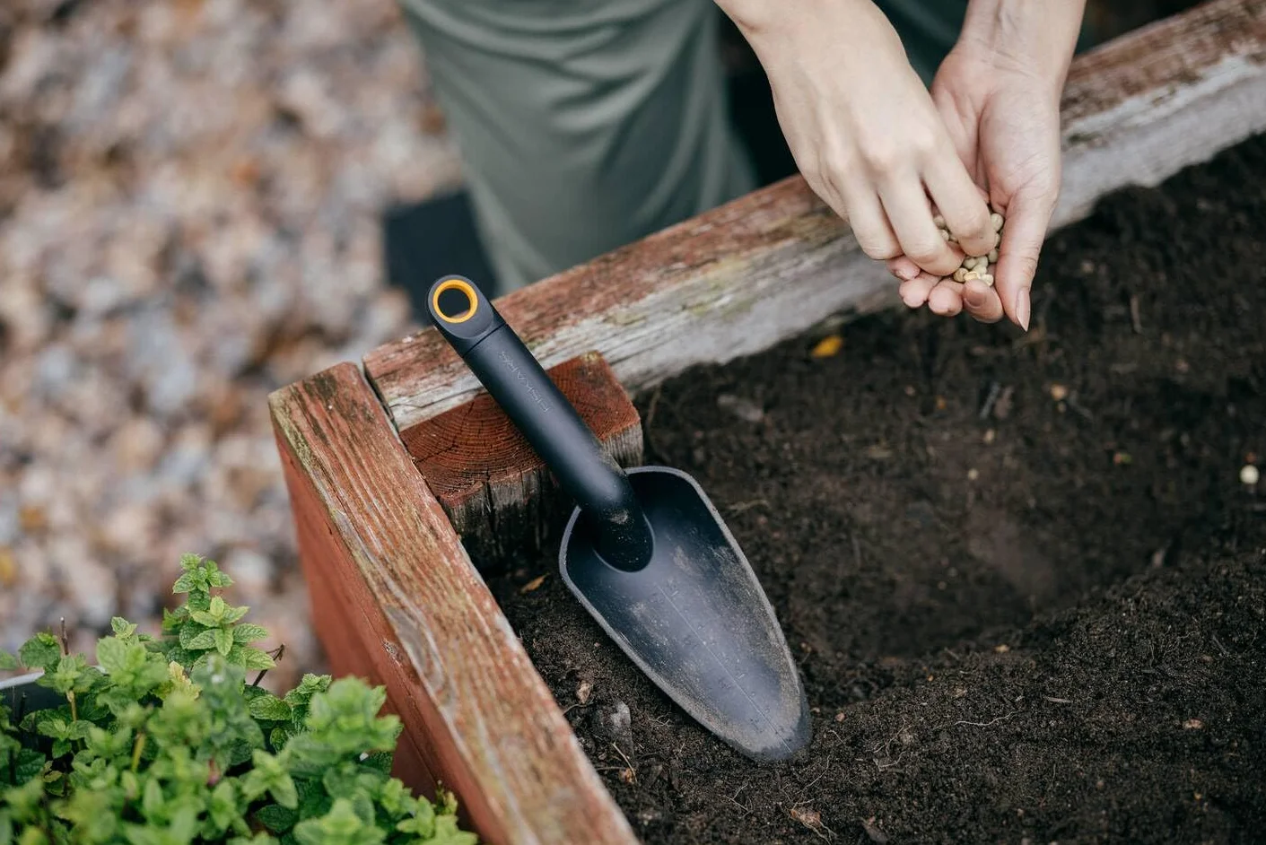 Fiskars Zestaw narzędzi ogrodniczych, 3-częściowy, grabie do kwiatów, łopatka do kwiatów i łopatka do sadzenia, tworzywo sztuczne FiberComp z włóknem szklanym, 65% z recyklingu, czarny/pomarańczowy