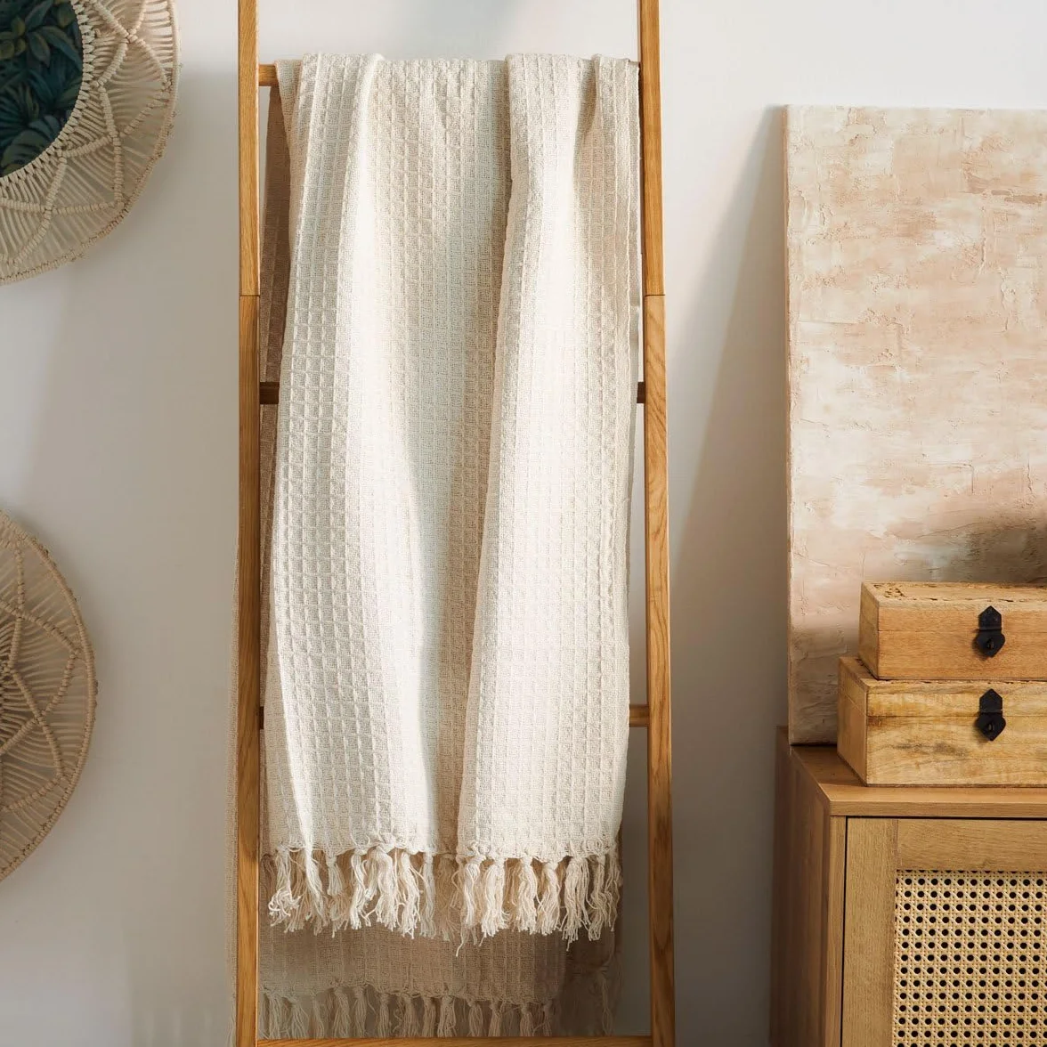 HOMLA Vaffel Bawełniany pled z frędzlami – miękki koc na kanapę i łóżko – subtelna dzianina bawełniana – 130 x 170 cm – naturalny kolor