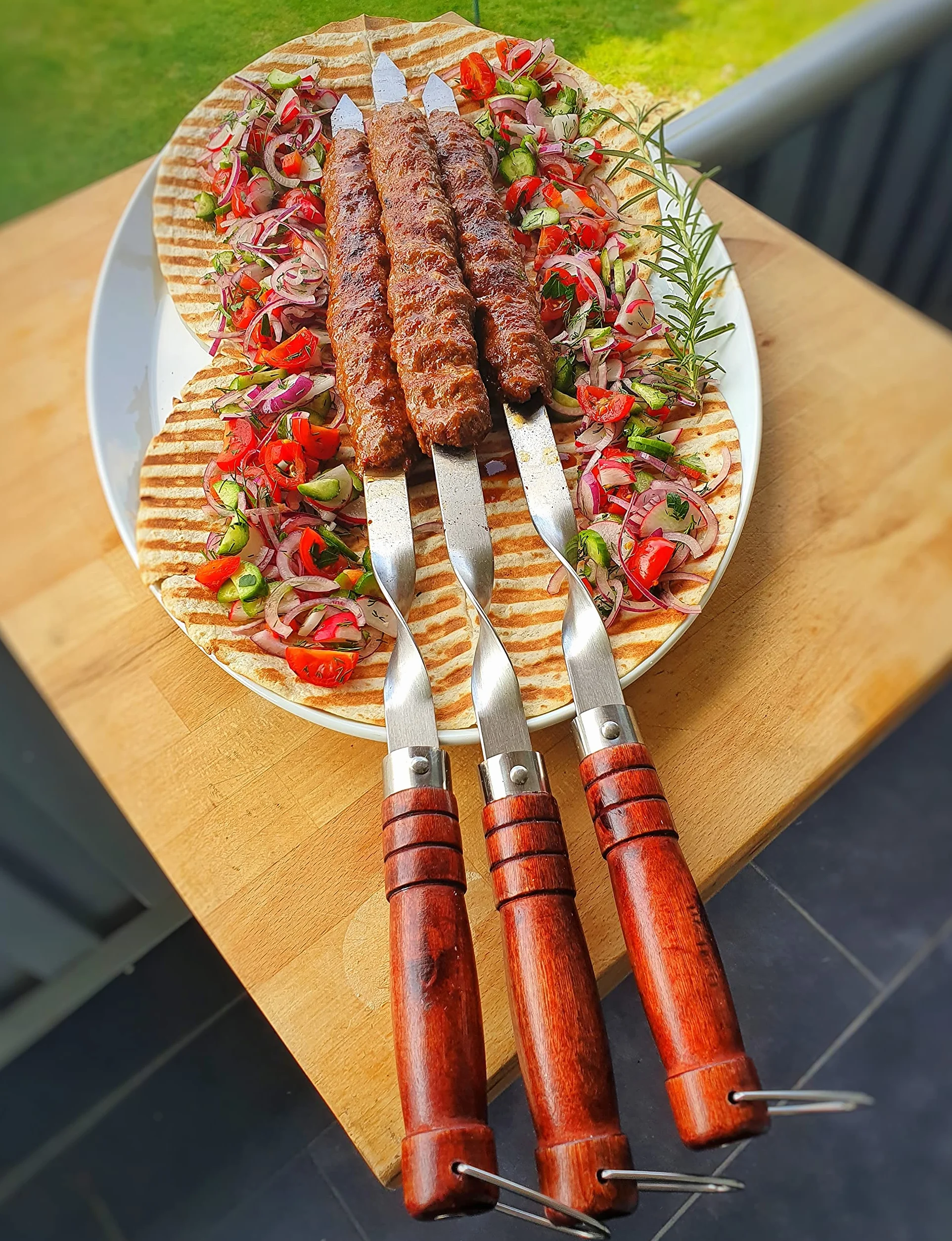 6 szpikulców do grilla ze stali nierdzewnej z drewnianym uchwytem – długość 60 cm / szerokość 2 cm / grubość 2 mm – Lula Lulu Kebab Adana Tschelo Köfte
