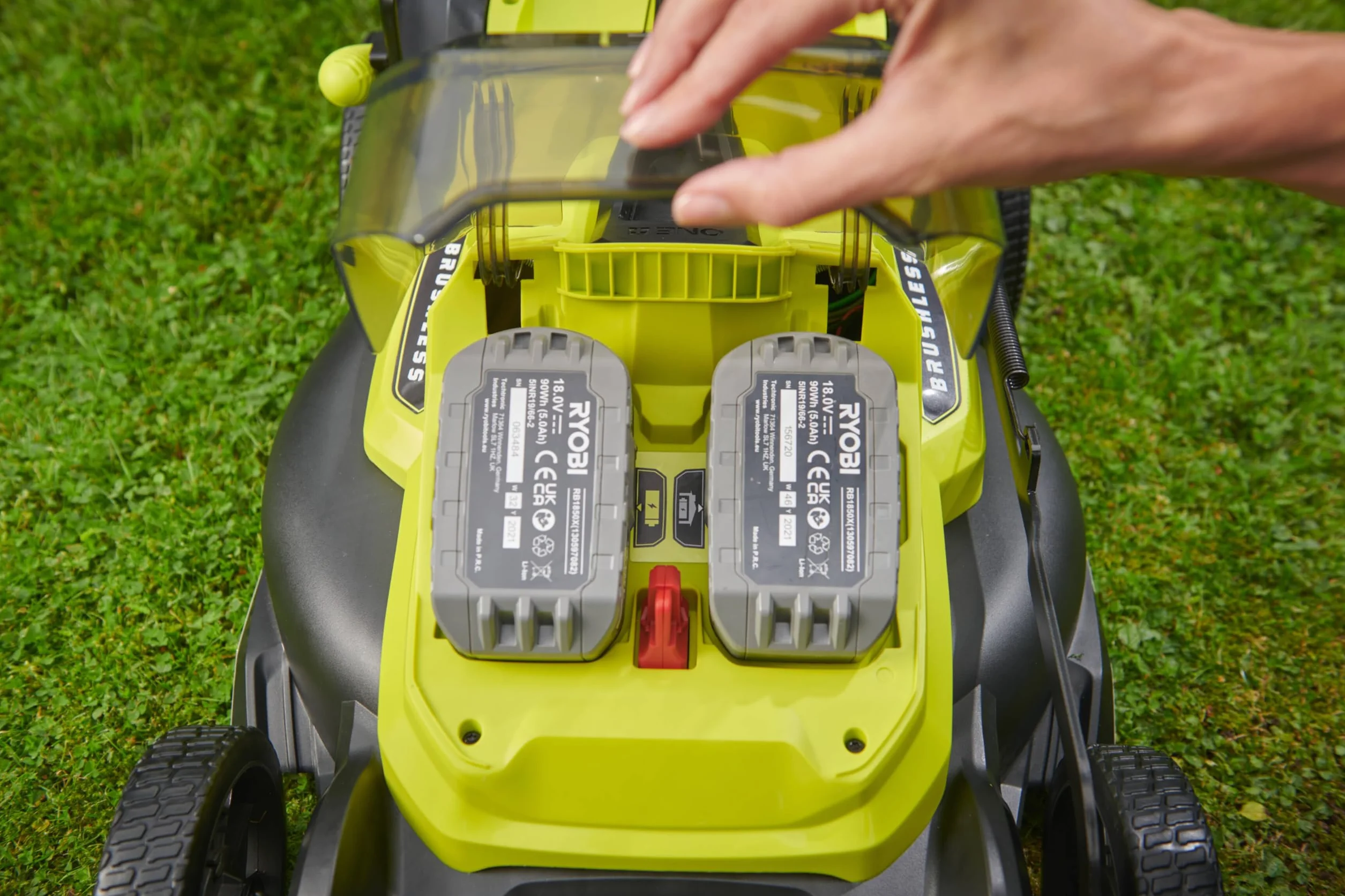 RYOBI 18 V ONE + bezszczotkowa kosiarka akumulatorowa RY18LMX40C-240 (szerokość cięcia 40 cm, 7-stopniowa regulacja wysokości 25-75 mm, powierzchnie do 600 m², regulowany uchwyt z klinem do