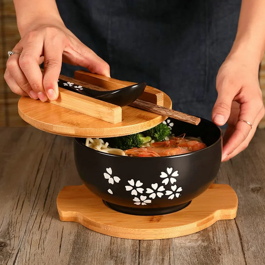 1 zestaw misek na makaron ryżowy w japońskim stylu z pokrywką łyżką i pałeczką kuchenna zastawa stołowa ceramiczna miska do zupy sałatkowej, pojemnik na żywność (5 szt./zestaw - czarny)