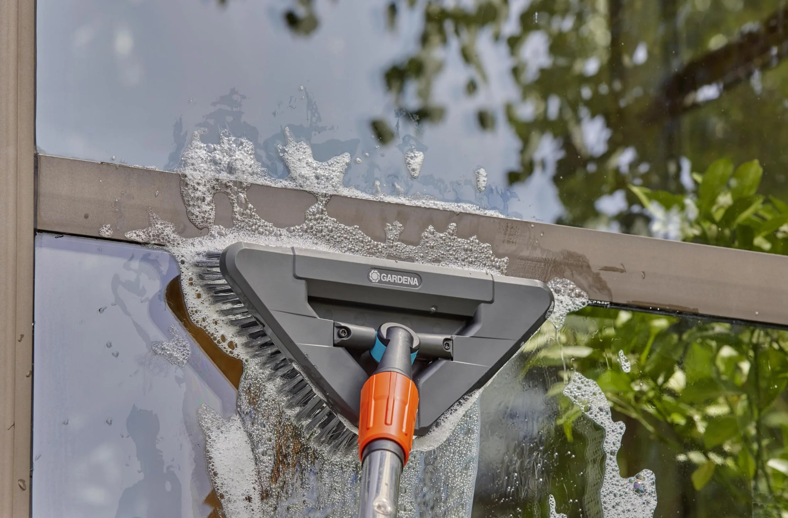 Gardena Szczotka do trzonka Cleansystem soft flex: do czyszczenia wrażliwych powierzchni, forma trójkąta, miękkie włosie, obrotowa, połączenie z Cleansystem, do większych powierzchni (18812-20)