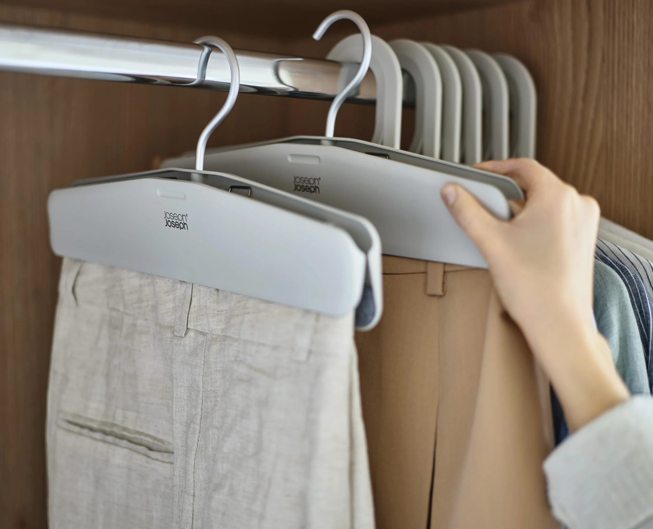 Joseph Joseph Orderly Wieszaki na Spodnie, Zestaw 2 szt., Klipsami Spodni/Spódnic, Wkładką Filcową, Mocny Hak, Z Recyklingu