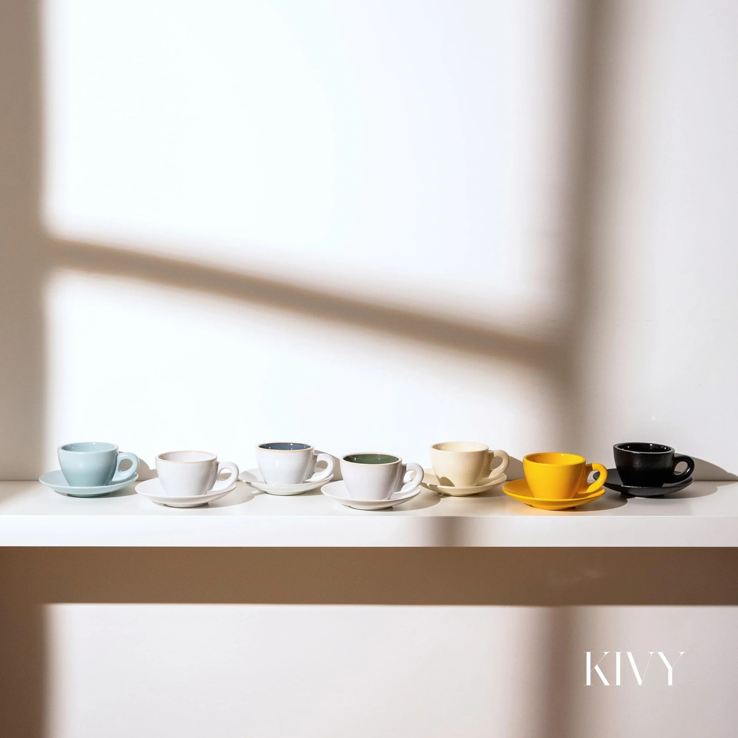 KIVY Filiżanki do cappuccino o grubych ściankach [4 x 180 ml] – ręcznie wykonane filiżanki z kamionki – filiżanki do kawy ze spodkami – filiżanki do cappuccino szare niebieskie – duże filiżanki do
