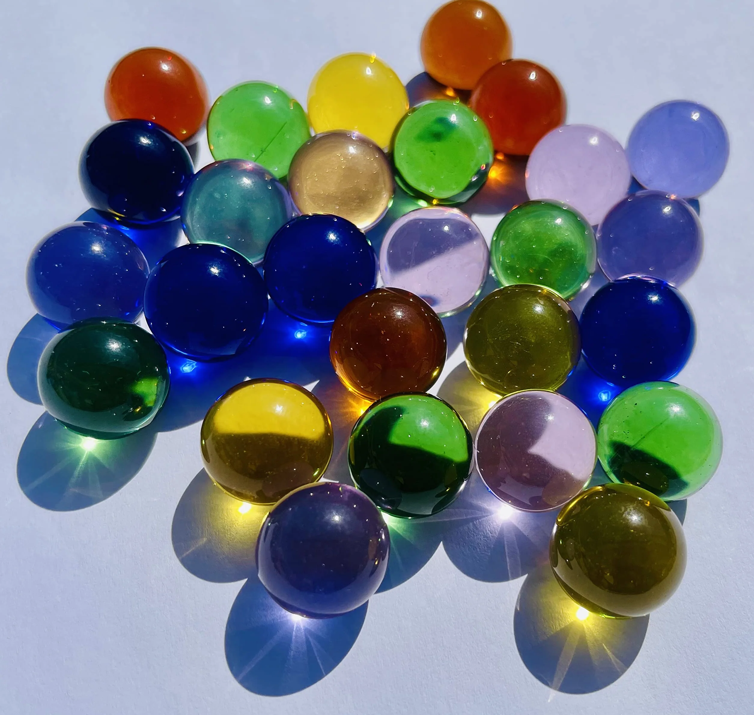 FAIRY TAIL & GLITZER FEE 24 kryształowe kule przezroczyste szkło kryształowe zielone żółte brązowe niebieskie fioletowe różowe 16 mm kulki kulki szklane kule dekoracyjne