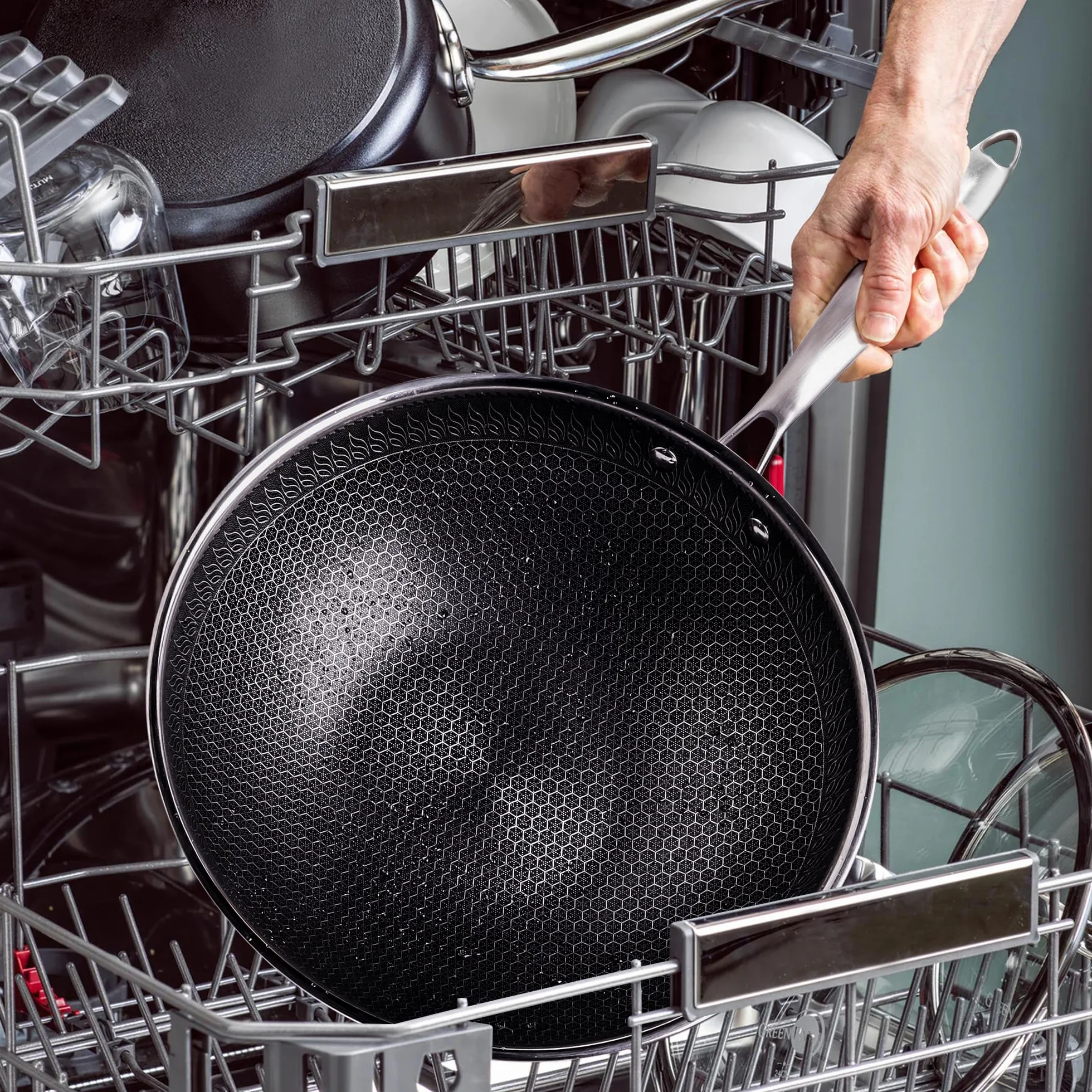 RIOVARM Wok ze stali nierdzewnej 32 cm, z pokrywką, powłoka zapobiegająca przywieraniu, płaskie dno, trójwarstwowa struktura plastra miodu, nadaje się do mycia w zmywarce, do piekarnika, działa z