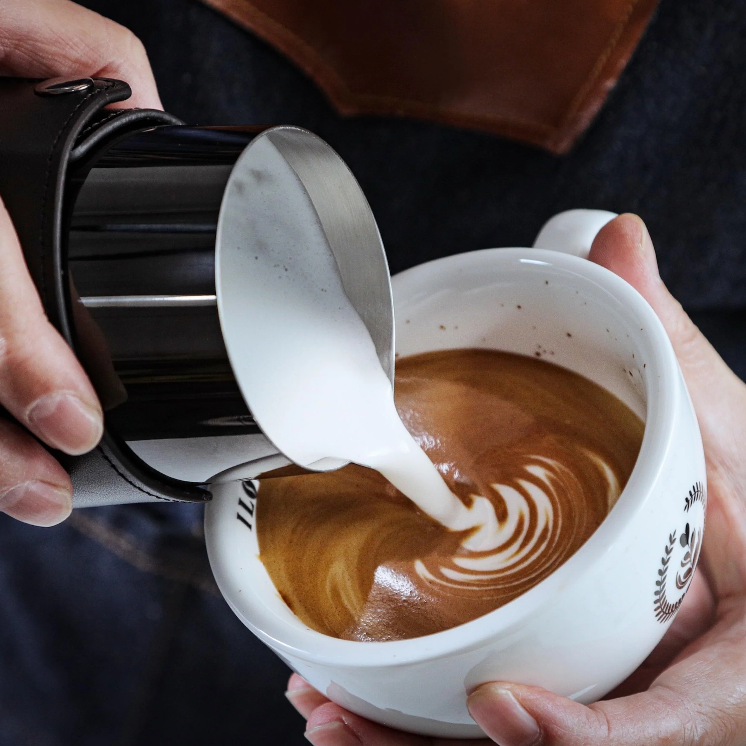 Dzbanek na mleko bez uchwytu do spieniania latte (czarny, 400ml, 14oz) ze skórzanym rękawem, dzbanek do spieniania mleka ze stali nierdzewnej