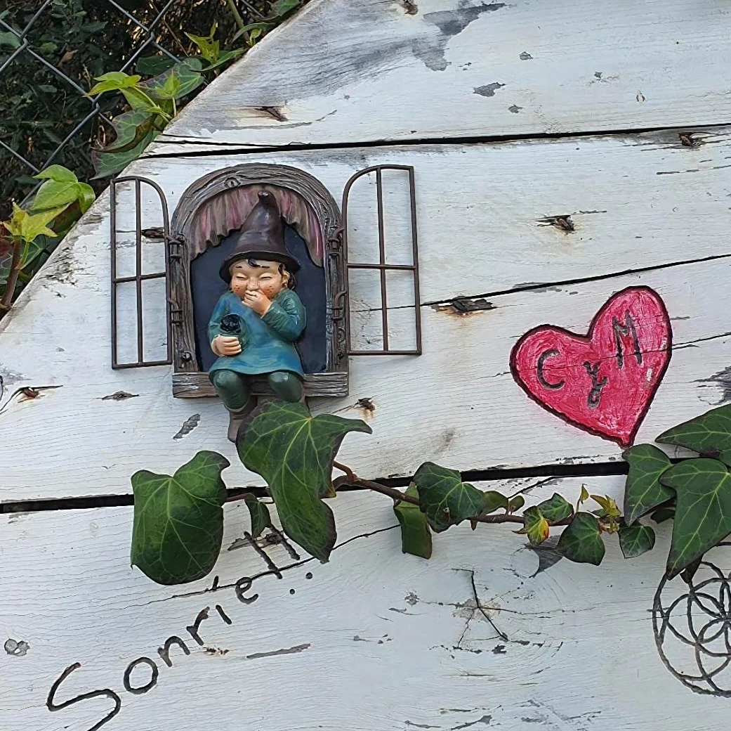 NIWWIN Garden Gnome, statua z żywicy 3D Ozdoby choinkowe, miniaturowa dekoracja statuy.Słodka figura statua Akcesoria ogrodnicze do wnętrz i na zewnątrz.Krzesło i grafika kreatywna w oknie (Female)