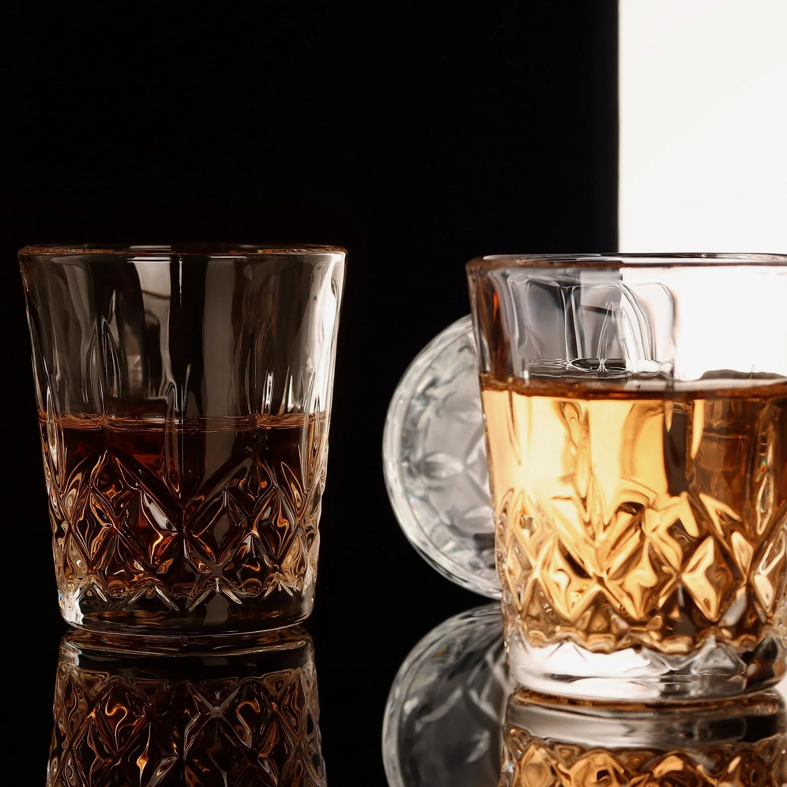 8 kieliszków do shotów wykonanych ze szkła kryształowego o pojemności 5.5cl - Możliwość mycia w zmywarce - Stabilność dzięki grubej podstawie