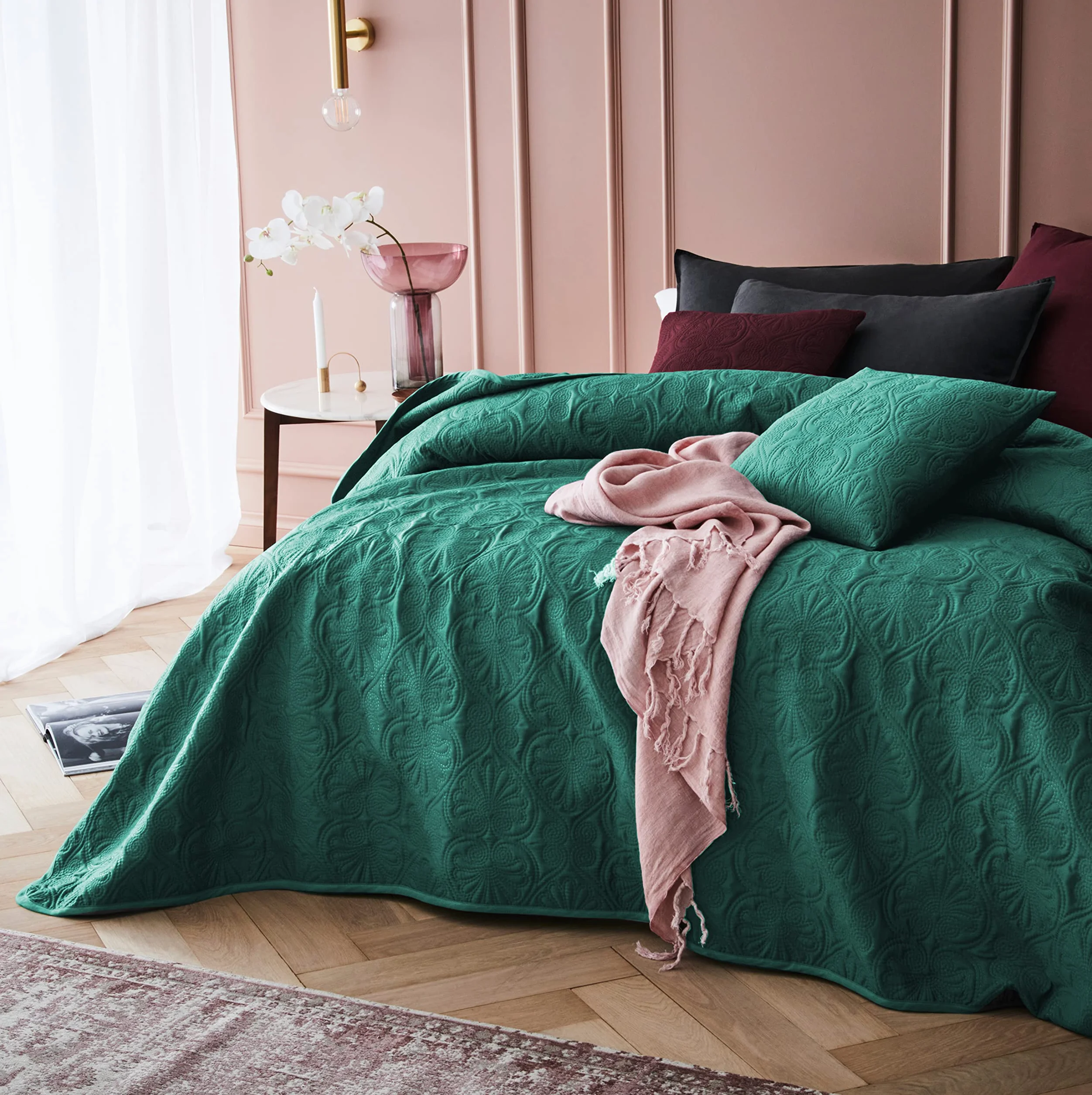 ROOM99 Leila Elegancka narzuta w kolorze ciemnozielonym, 220 x 240 cm, wszechstronna narzuta na łóżko lub sofę, pikowana, idealna jako narzuta na łóżko i sofę