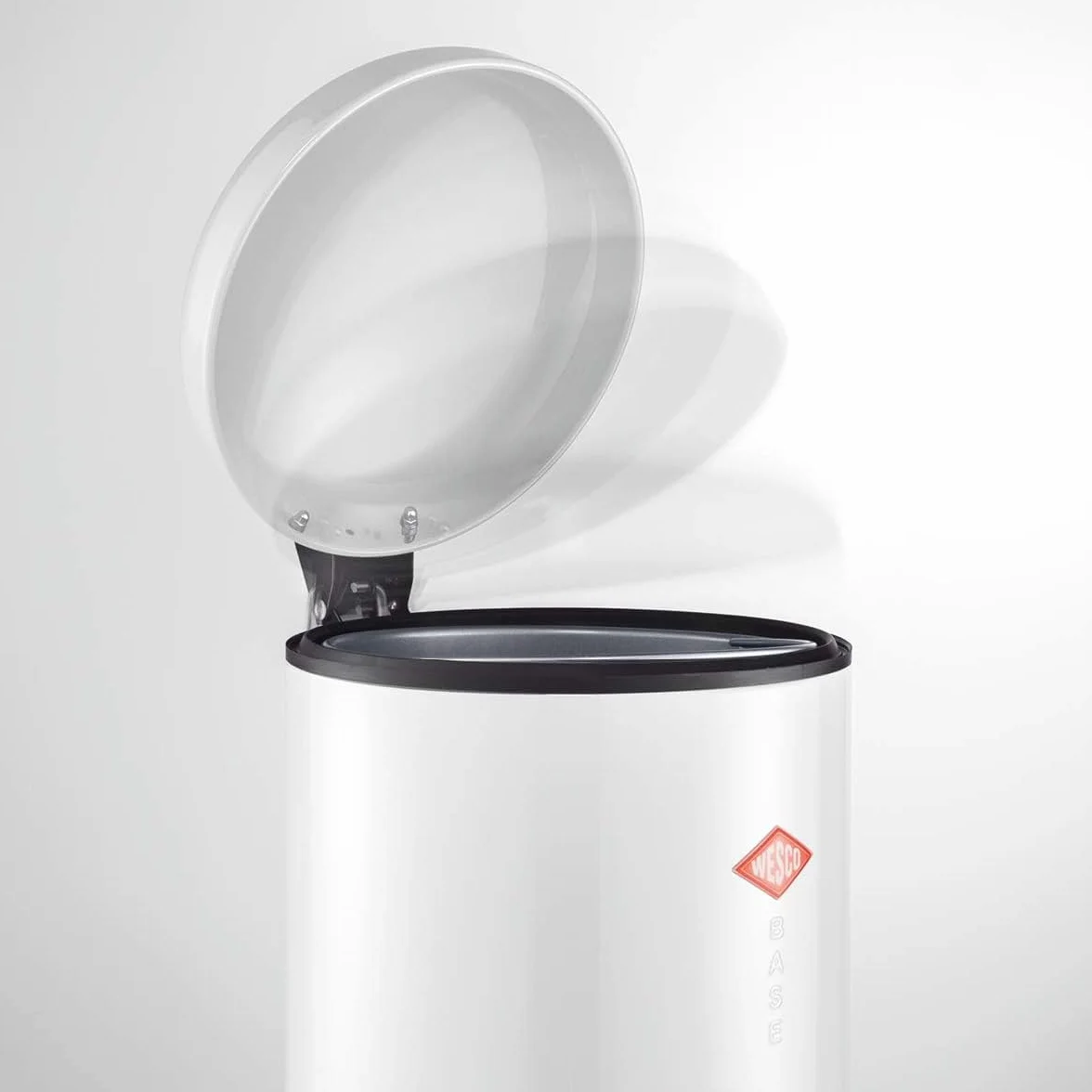 Wesco Baseboy pojemnik na odpady w kolorze migdałowym, malowana proszkowo blacha stalowa, pojemność 20 l, metalowa wkładka, wbudowany amortyzator, metalowa stopka z gumową powierzchnią