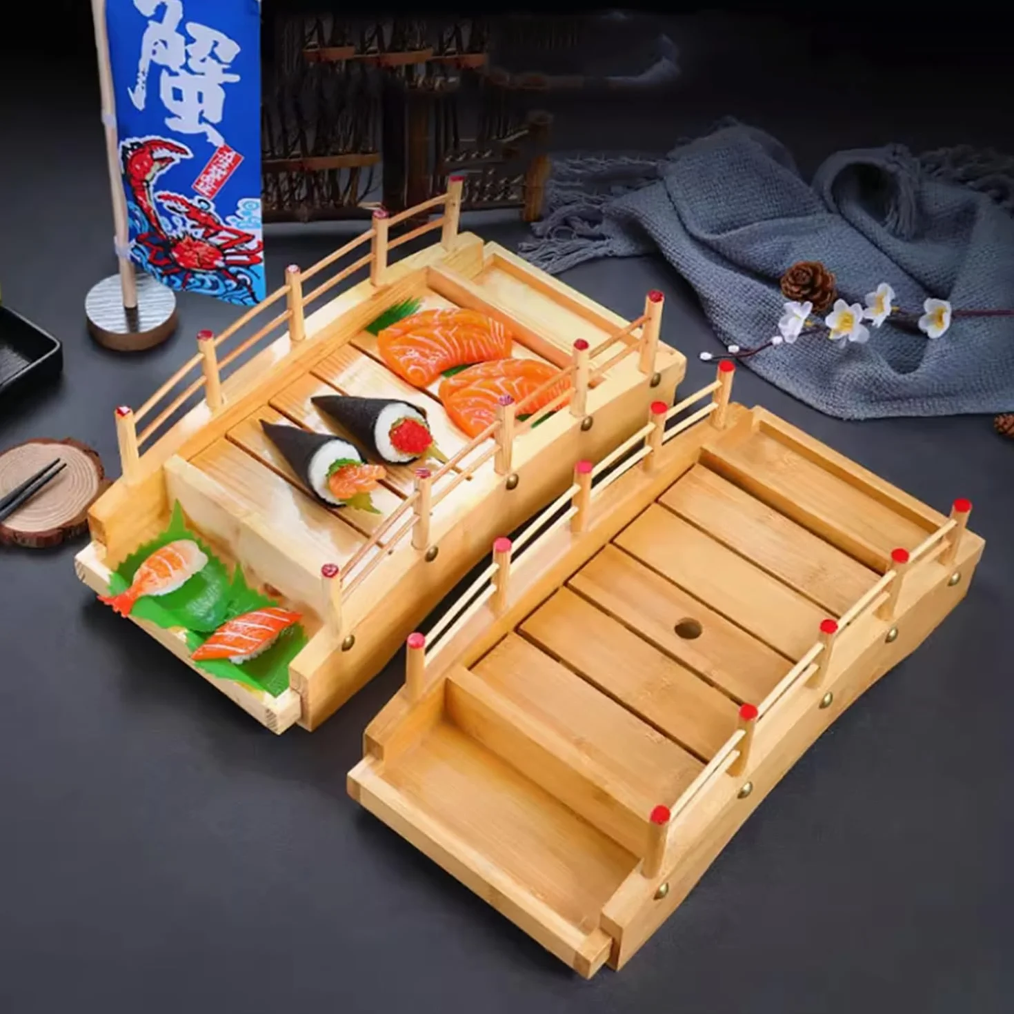 Japoński drewniany talerz do sushi z mostem łukowym | efekt dymu suchego lodu, zastawa stołowa restauracji komercyjnej, scena z jedzeniem sashimi, przyjazne dla środowiska