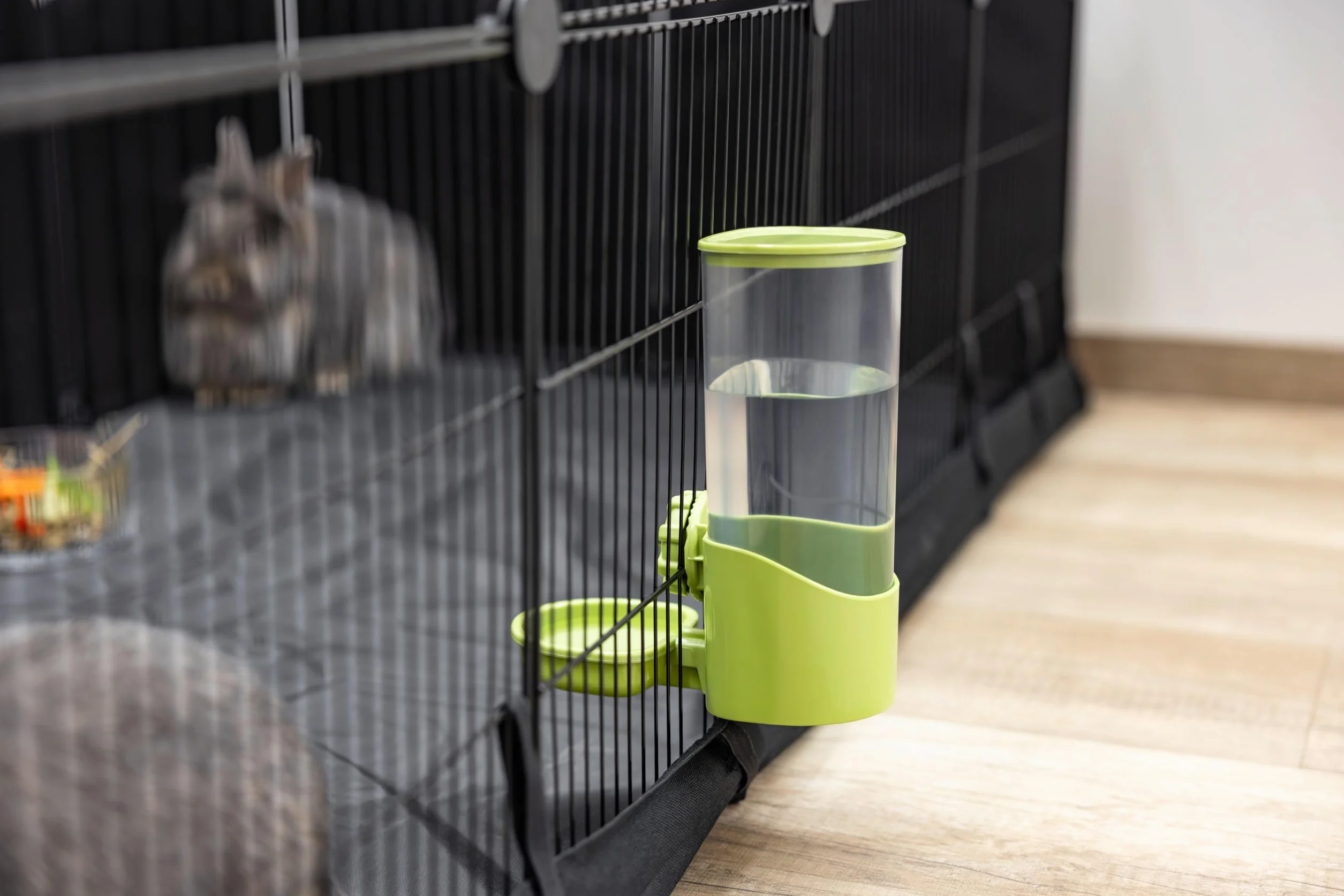 Kerbl Pet Dozownik Wody 850 Ml, dla Królików i Małych Zwierząt, Mocowanie Siatki, Zdejmowana Pokrywa, Plastik, nie Kapie, ZielonyPrzezroczysty