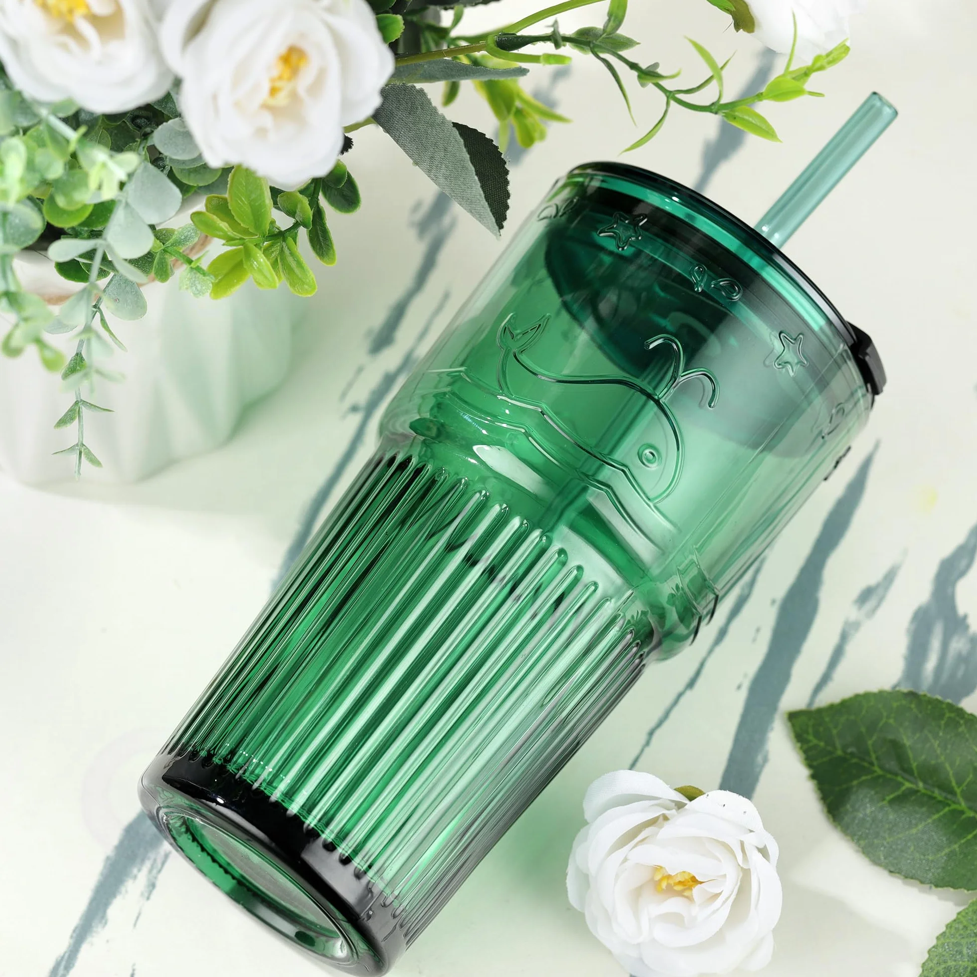 Joeyan 550 ml zielony szklany kubek ze słomką i pokrywką, zestaw 2 żebrowanych szklanych słoików do jazdy z wytłoczonym wzorem wieloryba, szklane szklanki do wody ze słomką do smoothie, lodowej kawy,