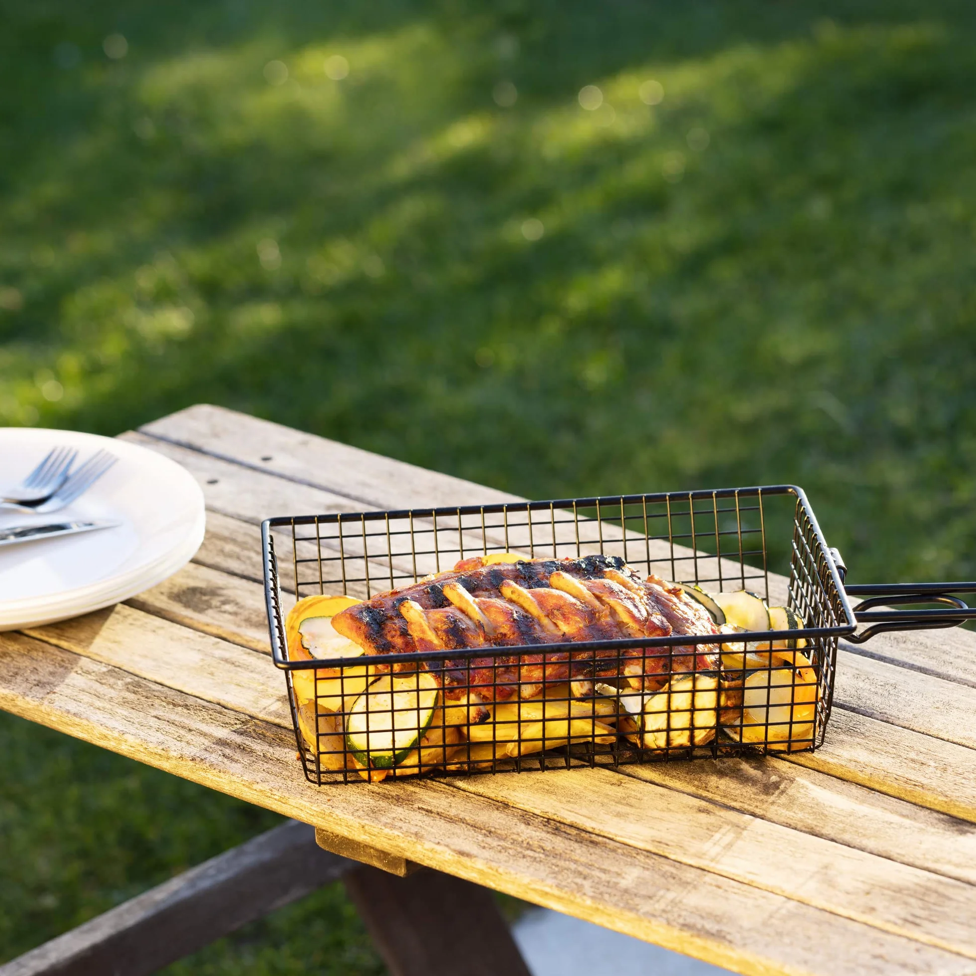 Navaris Kosz do grillowania z uchwytem – w zestawie pęseta do grilla – 28 x 19,5 x 9 cm – akcesoria do grilla, kosz na ryby, warzywa, mięso, kosz na warzywa i ryby