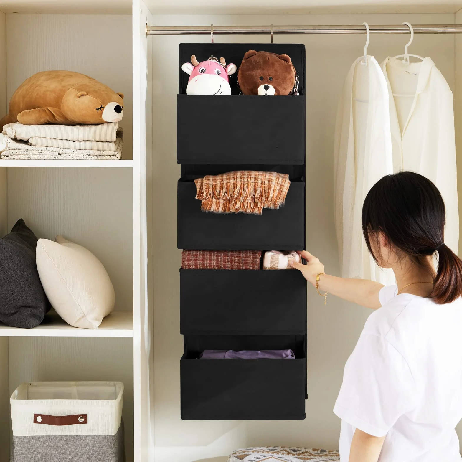 YOUDENOVA Wiszący organizer na drzwi, organizer wiszący z 4 kieszeniami i 2 metalowymi haczykami, regał wiszący, stabilny organizer na ubrania, do łazienki, sypialni, pokoju dziecięcego, czarny