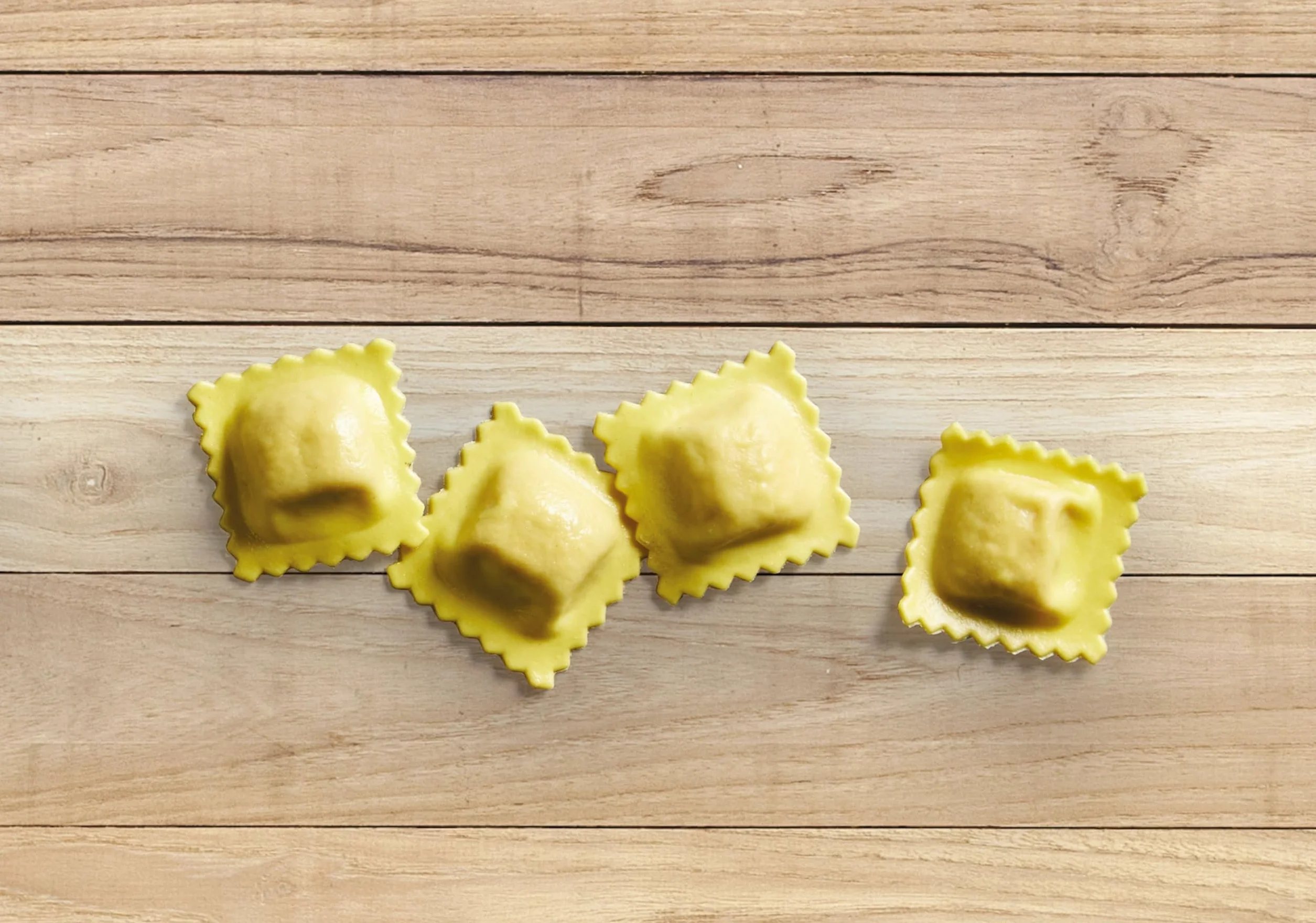 KitchenCraft World of Flavours kwadratowa foremka do wycinania ravioli, 7 x 7 x 11,5 cm, srebrna/beżowa
