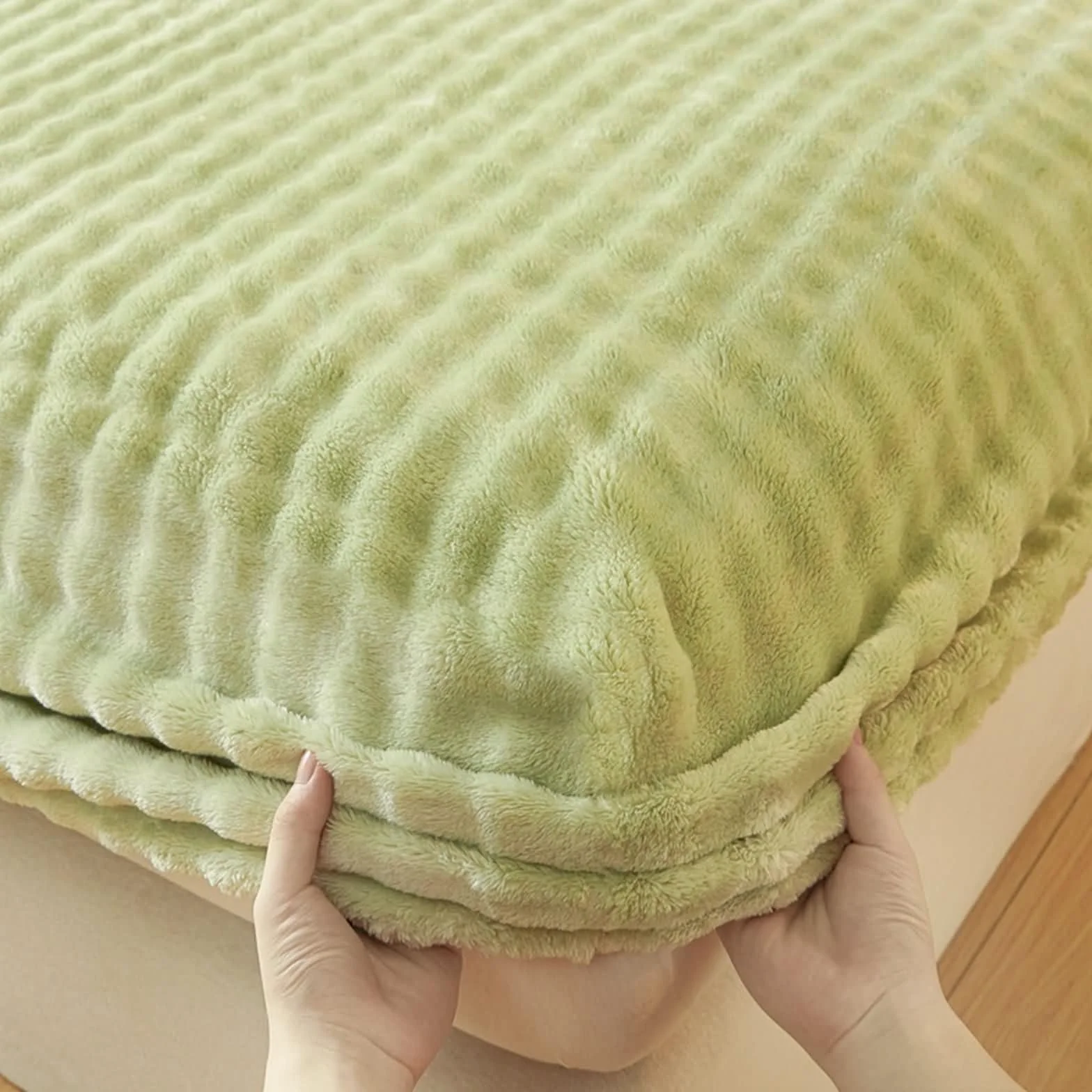 KnSam Prześcieradło z gumką 200 x 220 cm, ochrona z 2 poszewkami na poduszki, jednokolorowe prześcieradło z gumką, aksamitne, 3-częściowe, tekstylia, klasyczne prześcieradło do łóżka, zielone, do