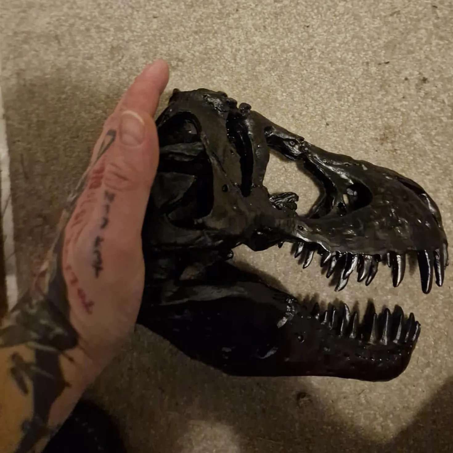 Figurka czaszki dinozaura, uchwyt na rzeźbę dinozaura, tyranozaur, czaszka, replika, dekoracja, czaszka, kość, replika żywicy, z uchwytem, do domu, biura, regału dekoracyjnego