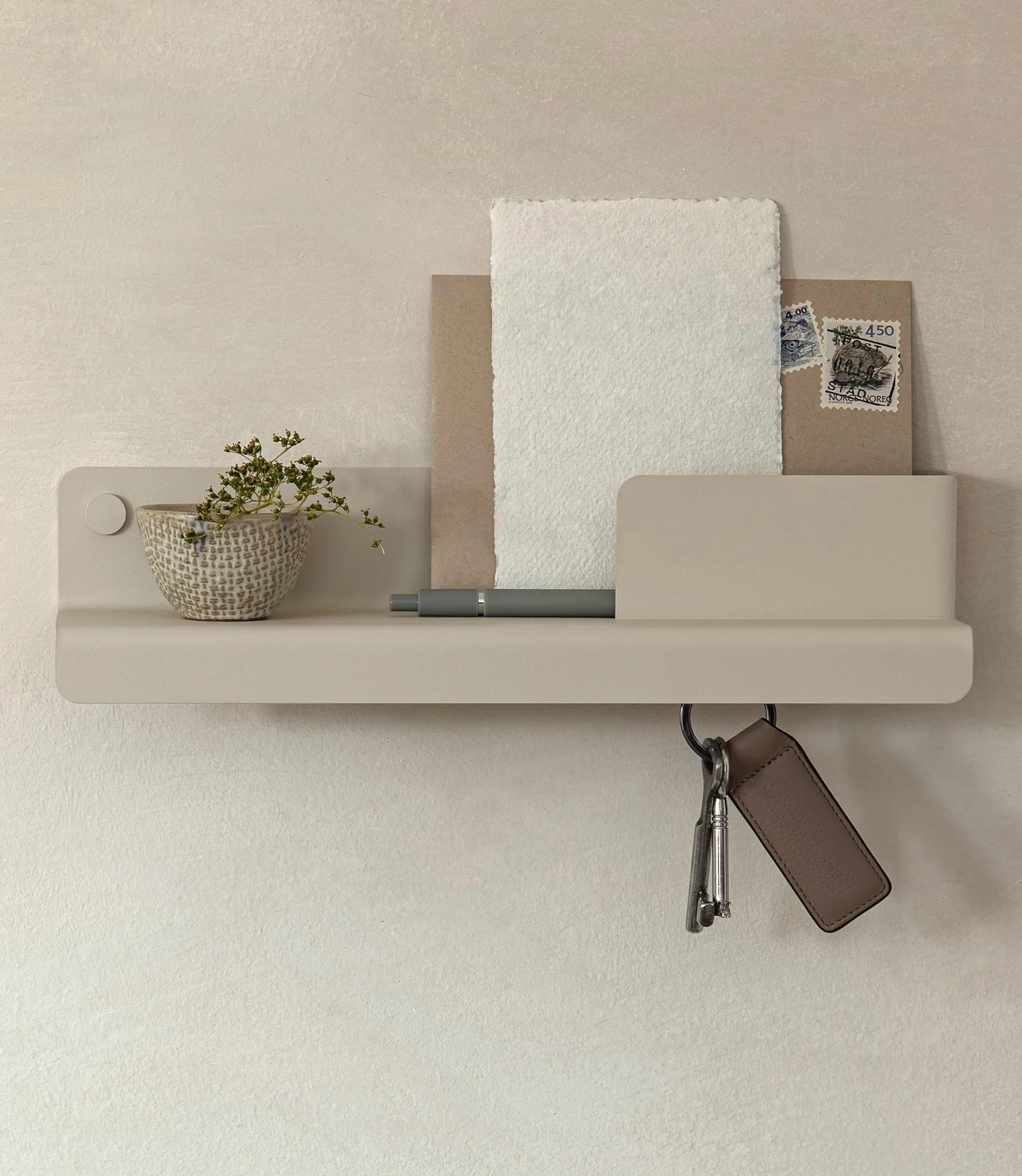 KAZAI. Wieszak na klucze 'Holmsen' | Minimalistyczny design wieszaków na klucze z Berlina | Nowoczesny uchwyt z metalową półką | Tablica jako mebel przedpokoju na ścianę | Taupe Piaskowy