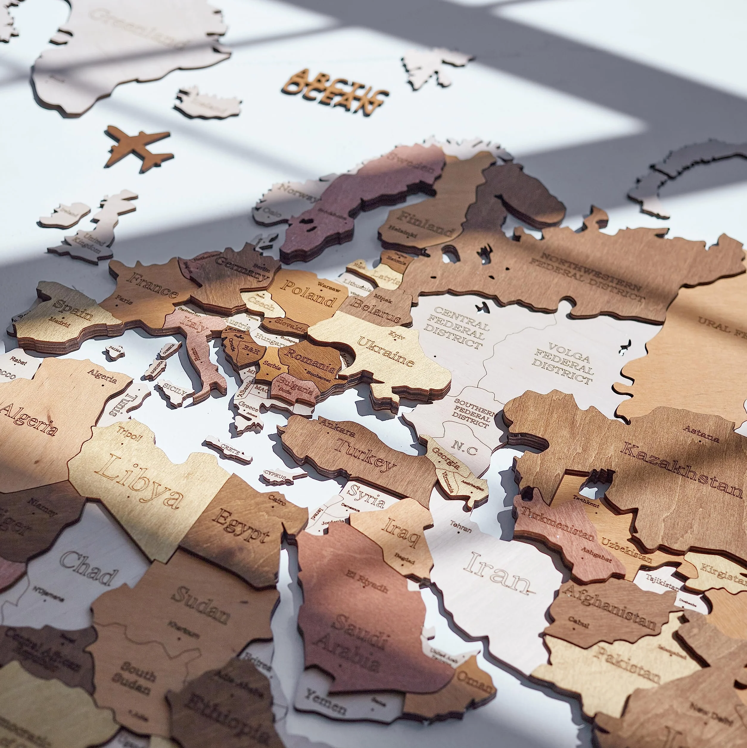 WOW WOOD Drewniana mapa świata 3D na ścianę — wersja angielska | montaż bez wiercenia (taśma akrylowa, szablony) (Art Deco, Kolor drewna w języku angielskim, 120 x 65 cm)