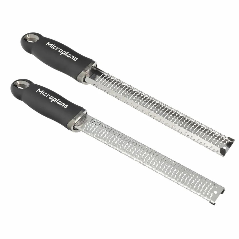 Microplane Zester Tarka Czarny do owoców cytrusowych, twardych serów, imbiru, czekolady, gałki muszkatołowej i trufli z ostrzami ze stali nierdzewnej - Made in USA