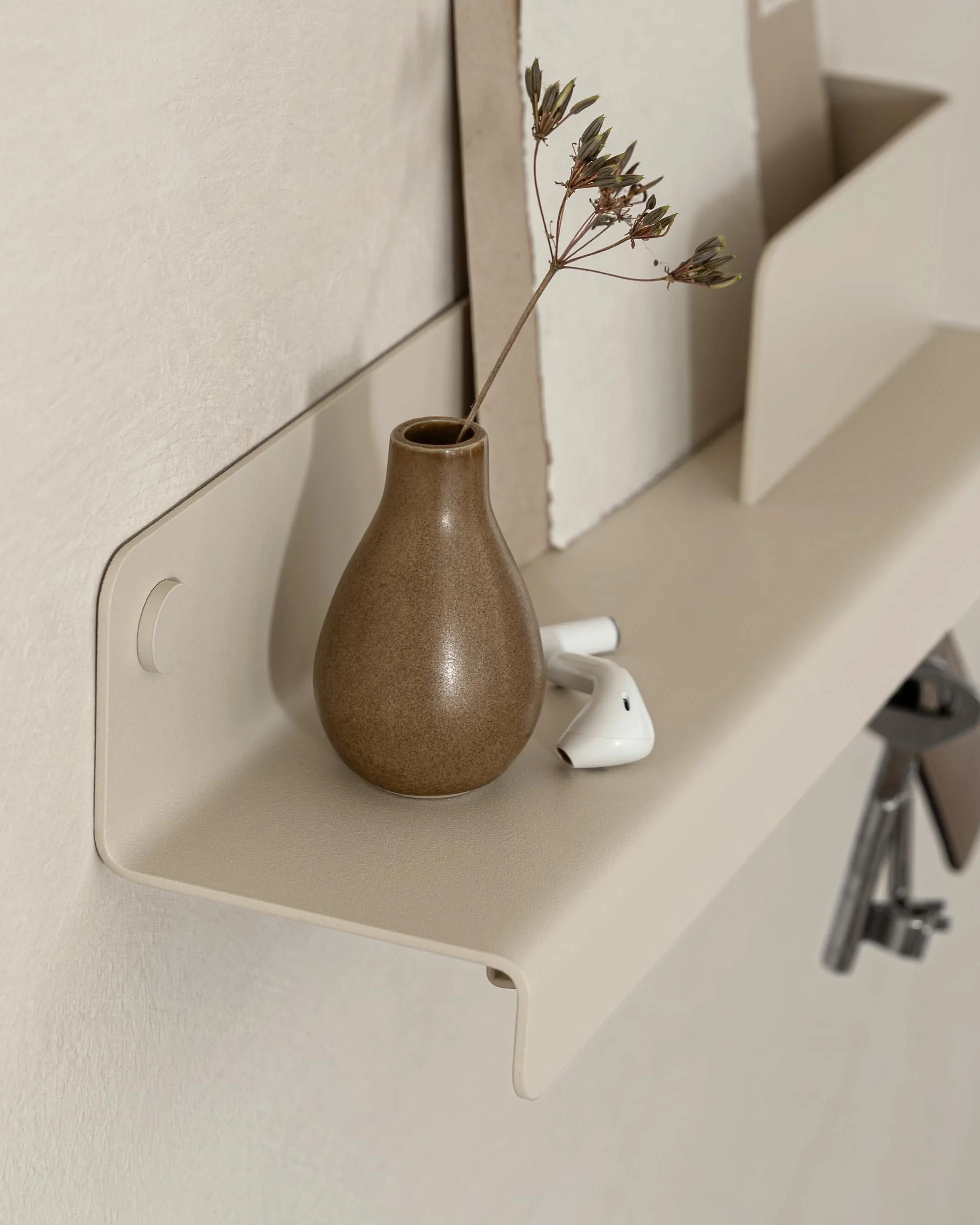 KAZAI. Wieszak na klucze 'Holmsen' | Minimalistyczny design wieszaków na klucze z Berlina | Nowoczesny uchwyt z metalową półką | Tablica jako mebel przedpokoju na ścianę | Taupe Piaskowy